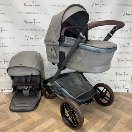 PRELOVED Maxi Cosi Fame Carrycot & Pushchair - Twillic Truffle with Brown Wheels