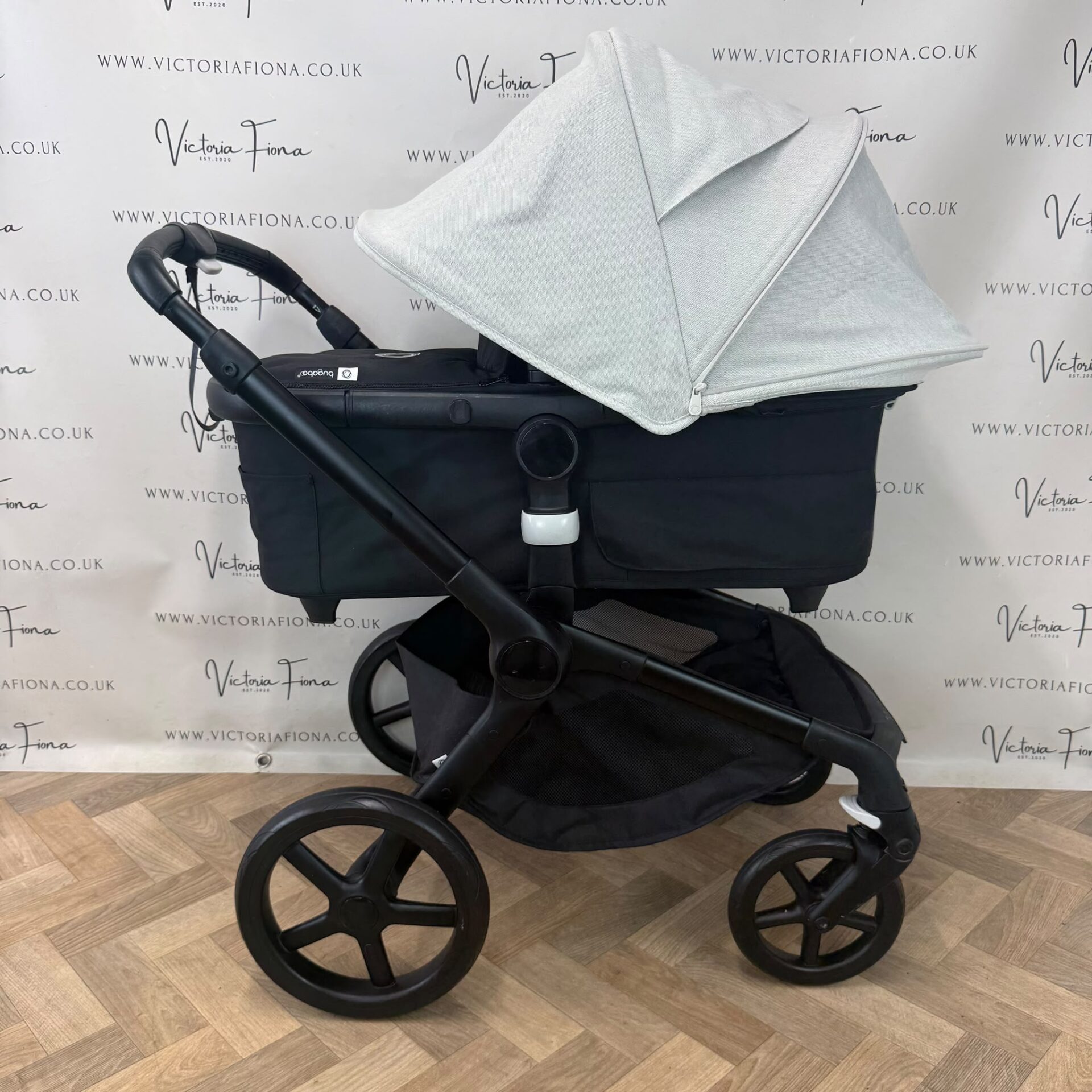 PRELOVED Bugaboo Fox 5 Carrycot & Pushchair with accessories - Misty White & Black - Image 5