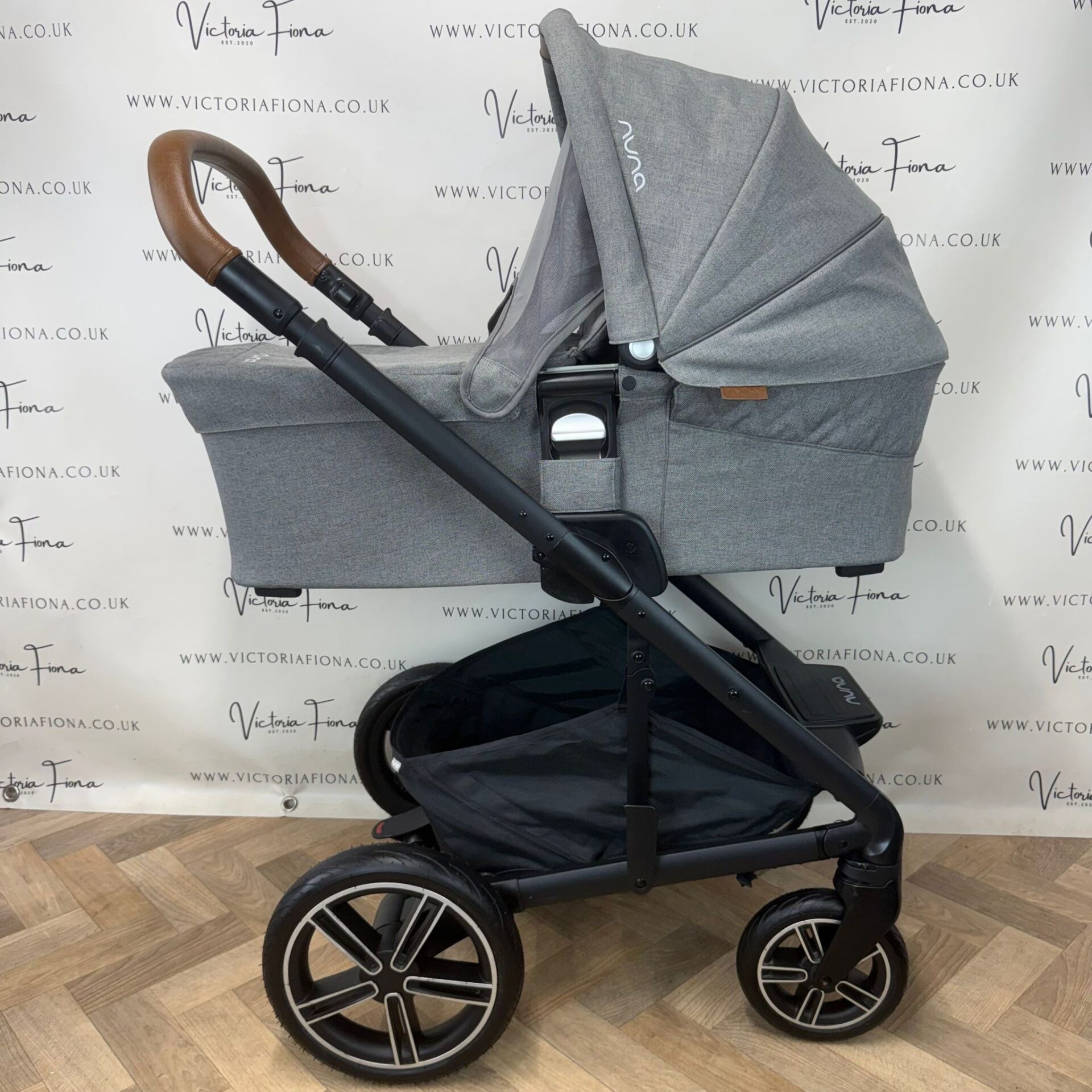 PRELOVED Nuna Mixx Next Carrycot & Pushchair with Car Seat & Isofix - Granite Grey - Image 2