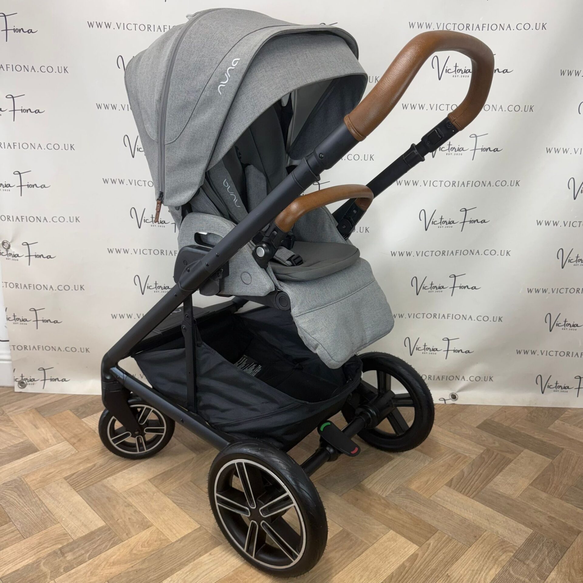 PRELOVED Nuna Mixx Next Carrycot & Pushchair with Car Seat & Isofix - Granite Grey - Image 5