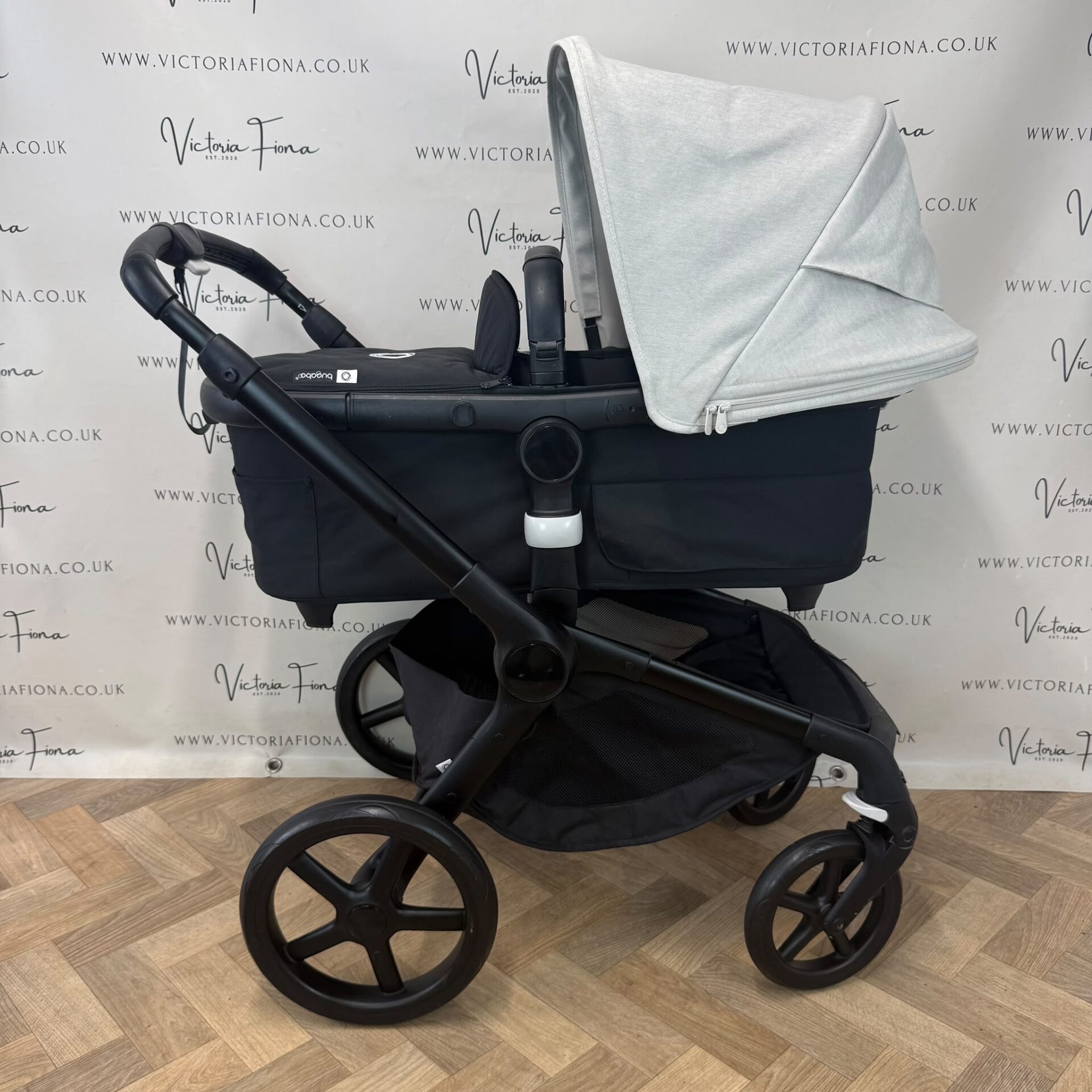 PRELOVED Bugaboo Fox 5 Carrycot & Pushchair with accessories - Misty White & Black - Image 4