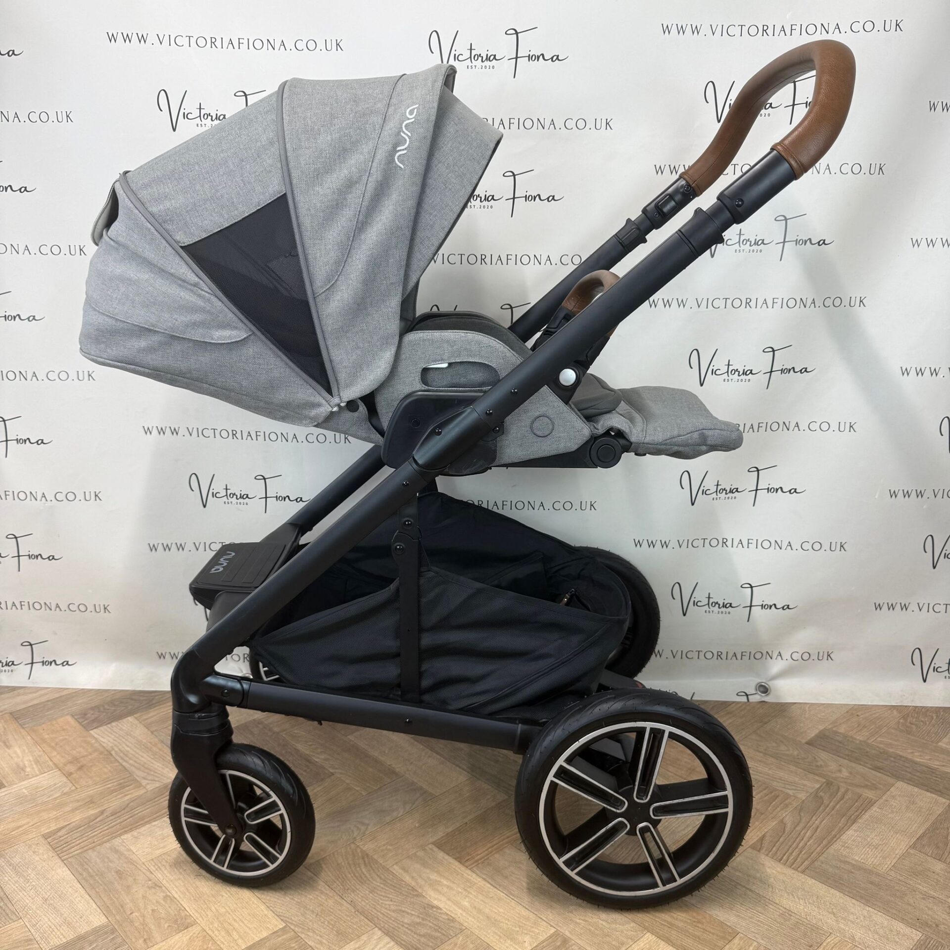 PRELOVED Nuna Mixx Next Carrycot & Pushchair with Car Seat & Isofix - Granite Grey - Image 6