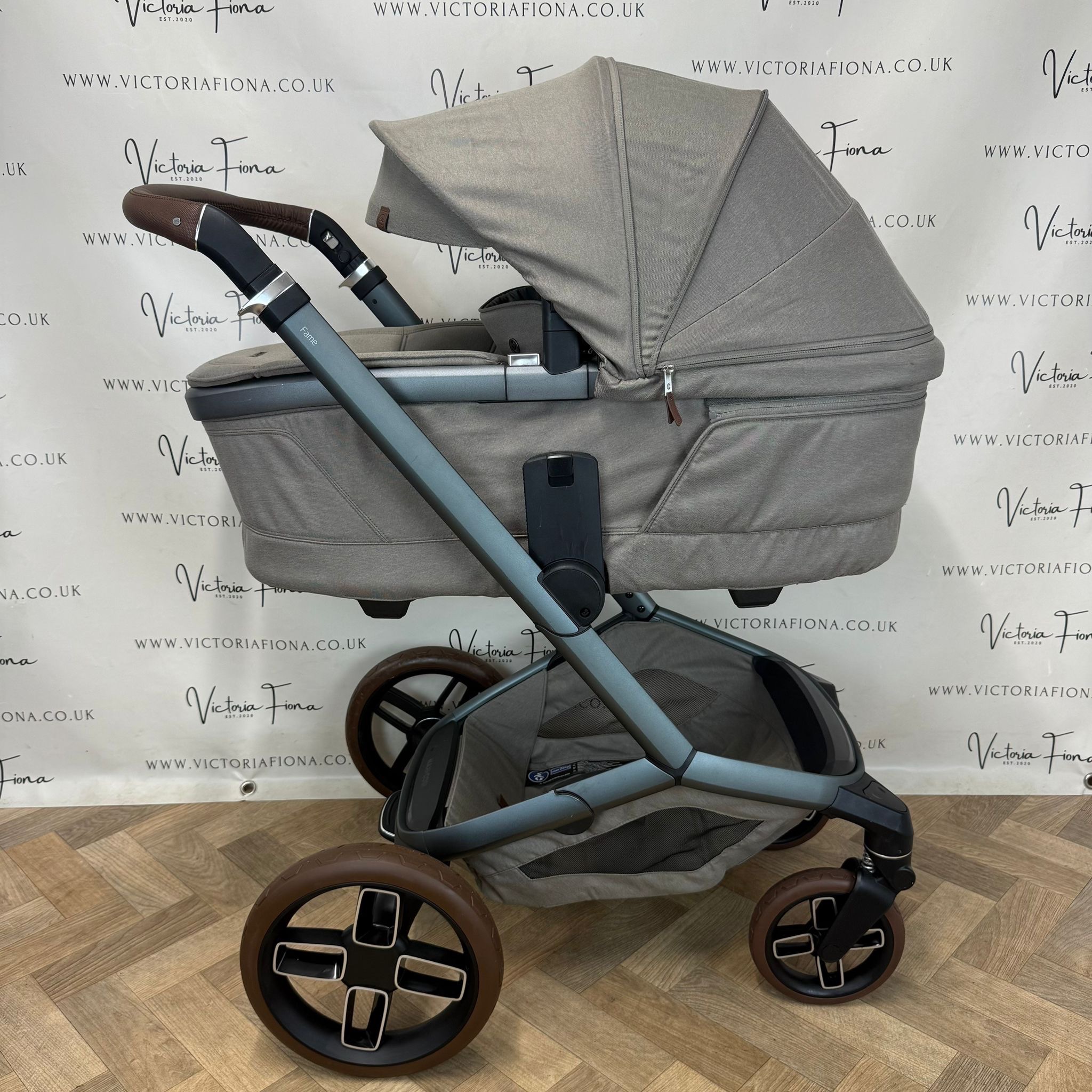 PRELOVED Maxi Cosi Fame Carrycot & Pushchair - Twillic Truffle with Brown Wheels - Image 6