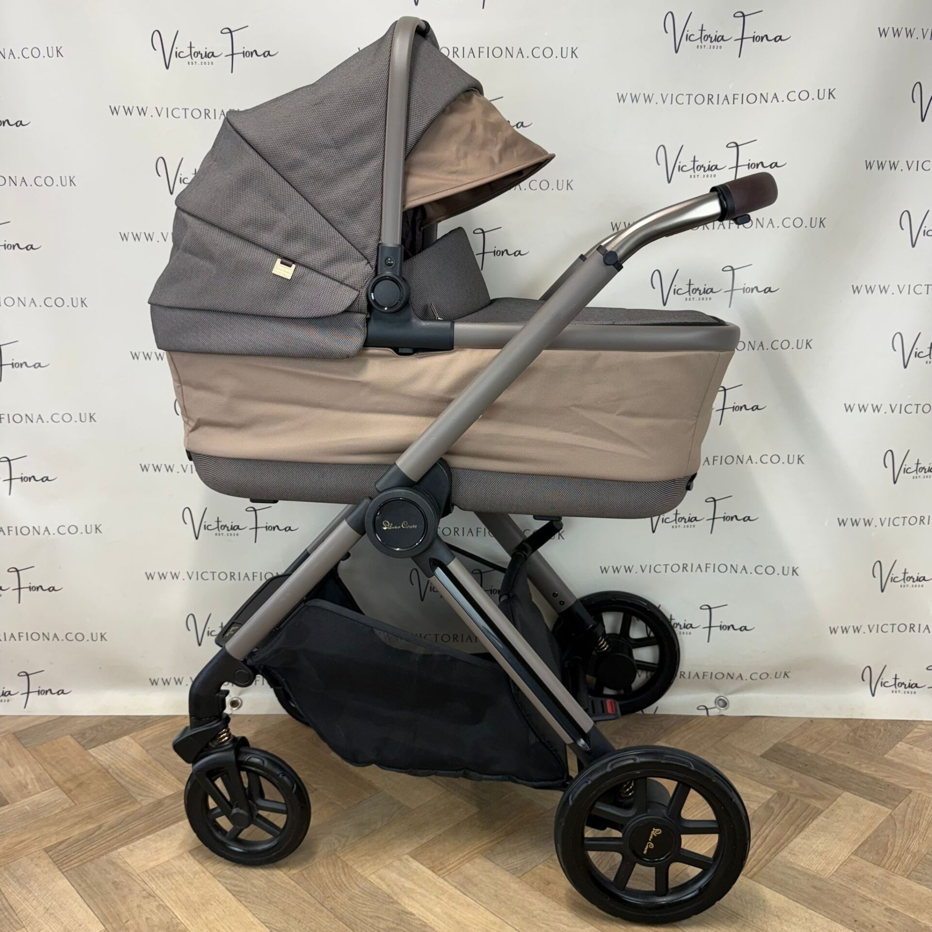 PRELOVED Silver Cross Reef Carrycot & Pushchair with Pebble 360 Car Seat & Isofix - Earth - Image 4