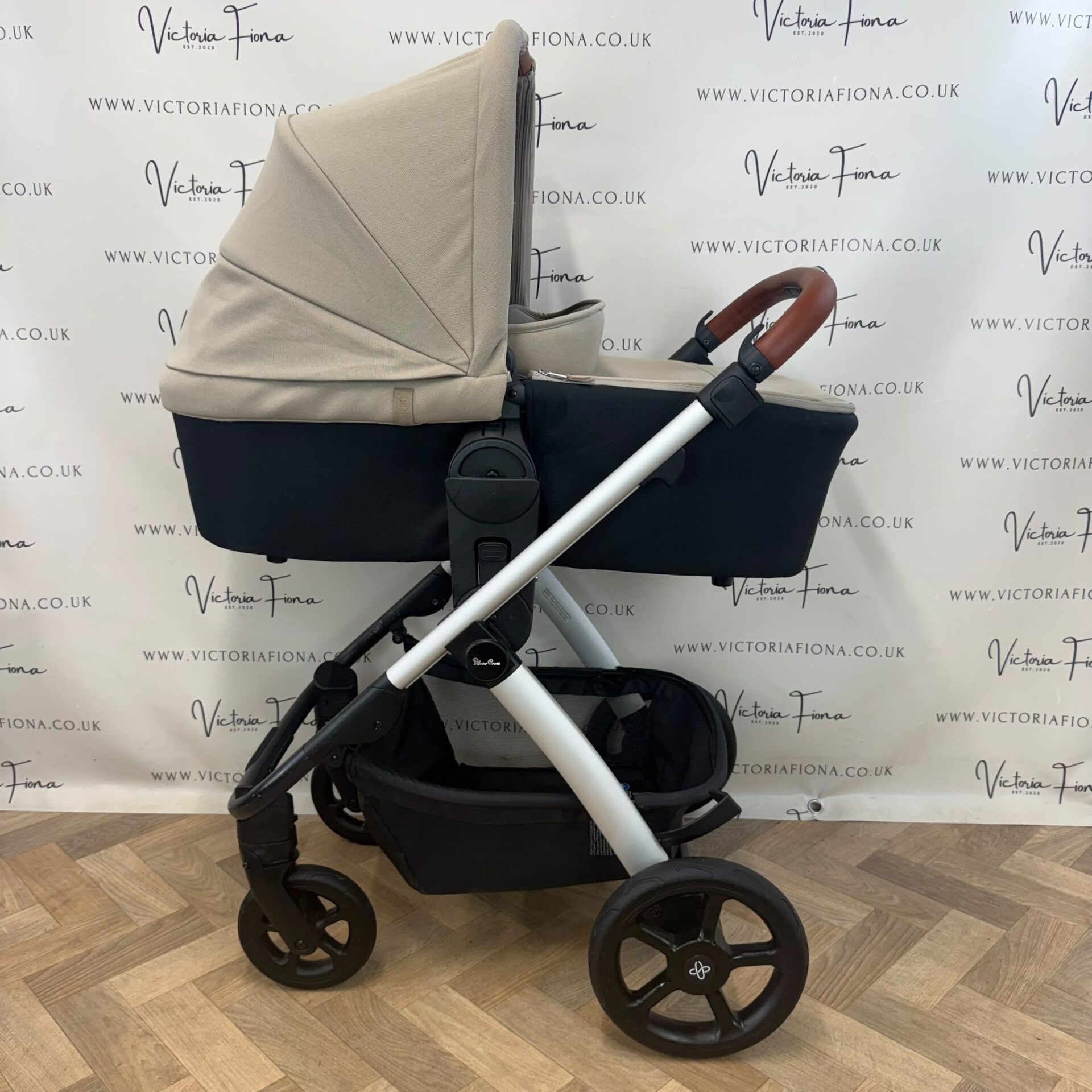 PRELOVED Silver Cross Tide Pushchair & Carrycot - Stone - Image 4