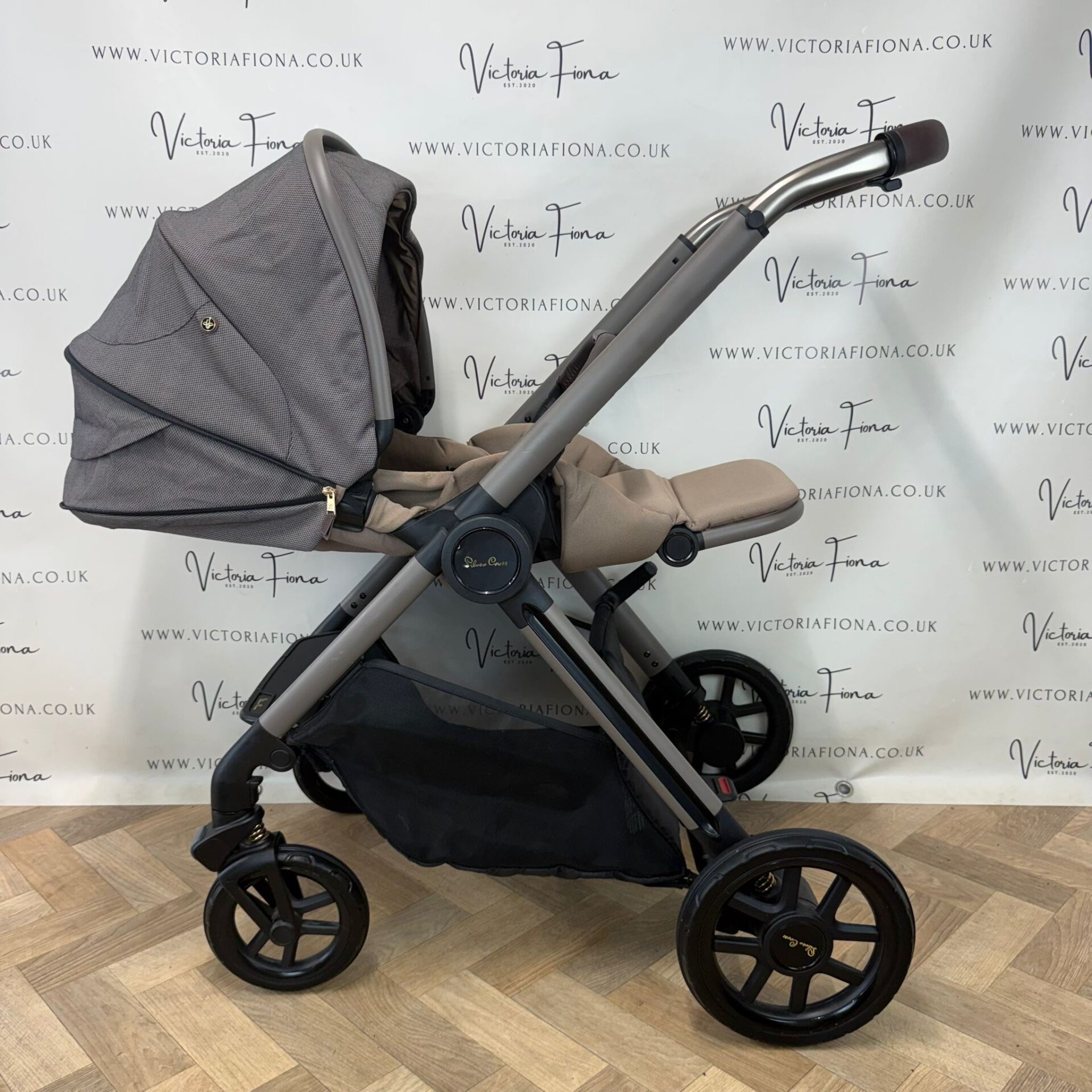 PRELOVED Silver Cross Reef Carrycot & Pushchair with Pebble 360 Car Seat & Isofix - Earth - Image 6