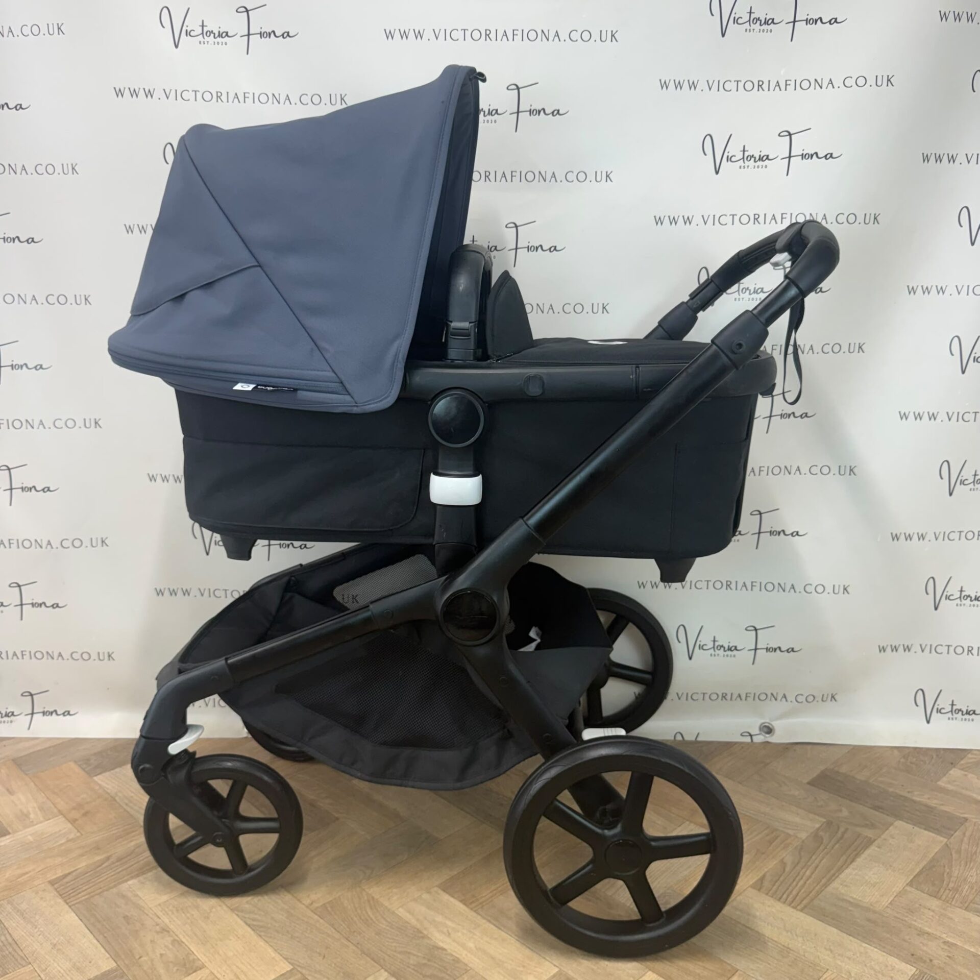 PRELOVED Bugaboo Fox 5 Carrycot & Pushchair with accessories - Stormy Blue & Black - Image 5