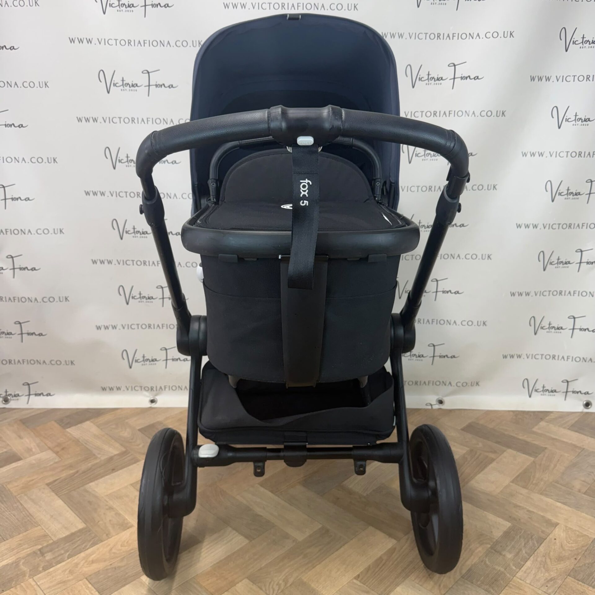 PRELOVED Bugaboo Fox 5 Carrycot & Pushchair with accessories - Stormy Blue & Black - Image 4