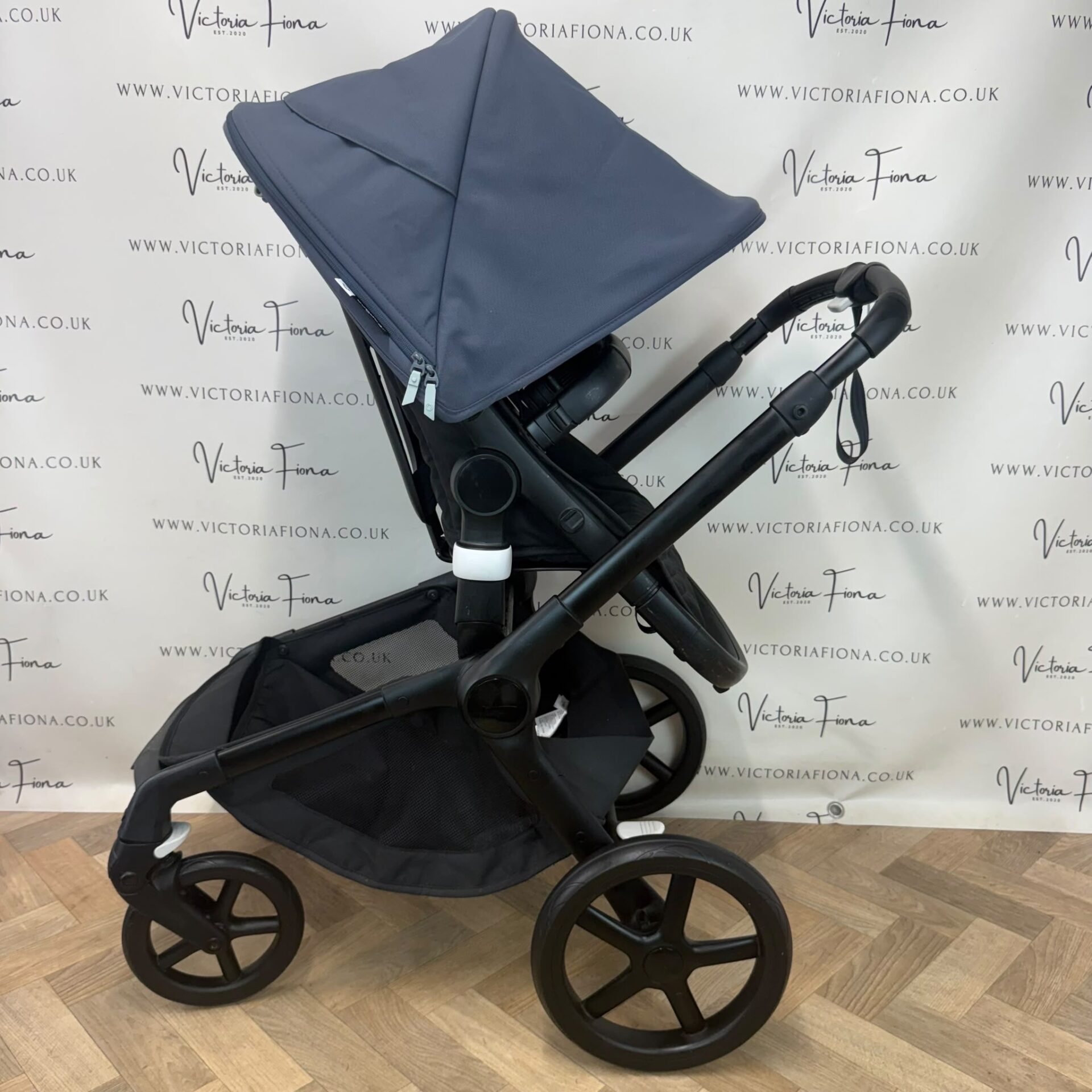 PRELOVED Bugaboo Fox 5 Carrycot & Pushchair with accessories - Stormy Blue & Black - Image 6