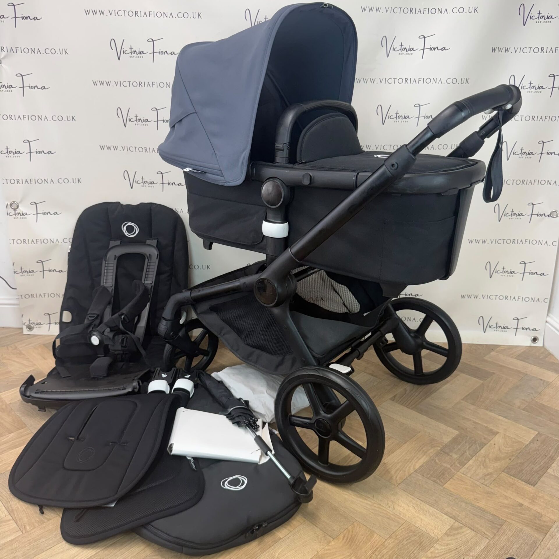 PRELOVED Bugaboo Fox 5 Carrycot & Pushchair with accessories - Stormy Blue & Black