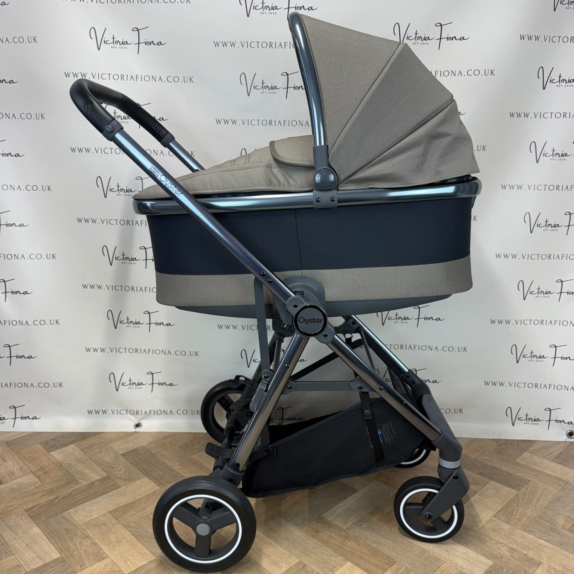 PRELOVED Babystyle Oyster Gravity+ Carrycot & Pushchair with Car Seat & Isofix - Mink - Image 4