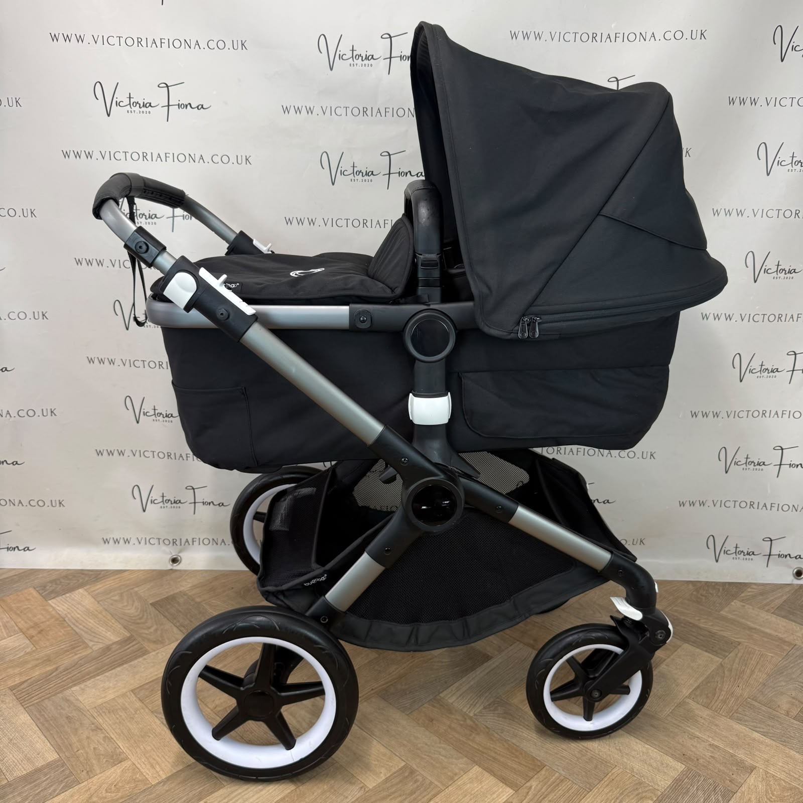 PRELOVED Bugaboo Fox 3 Pushchair & Carrycot – Black With Graphite Chassis - Image 4