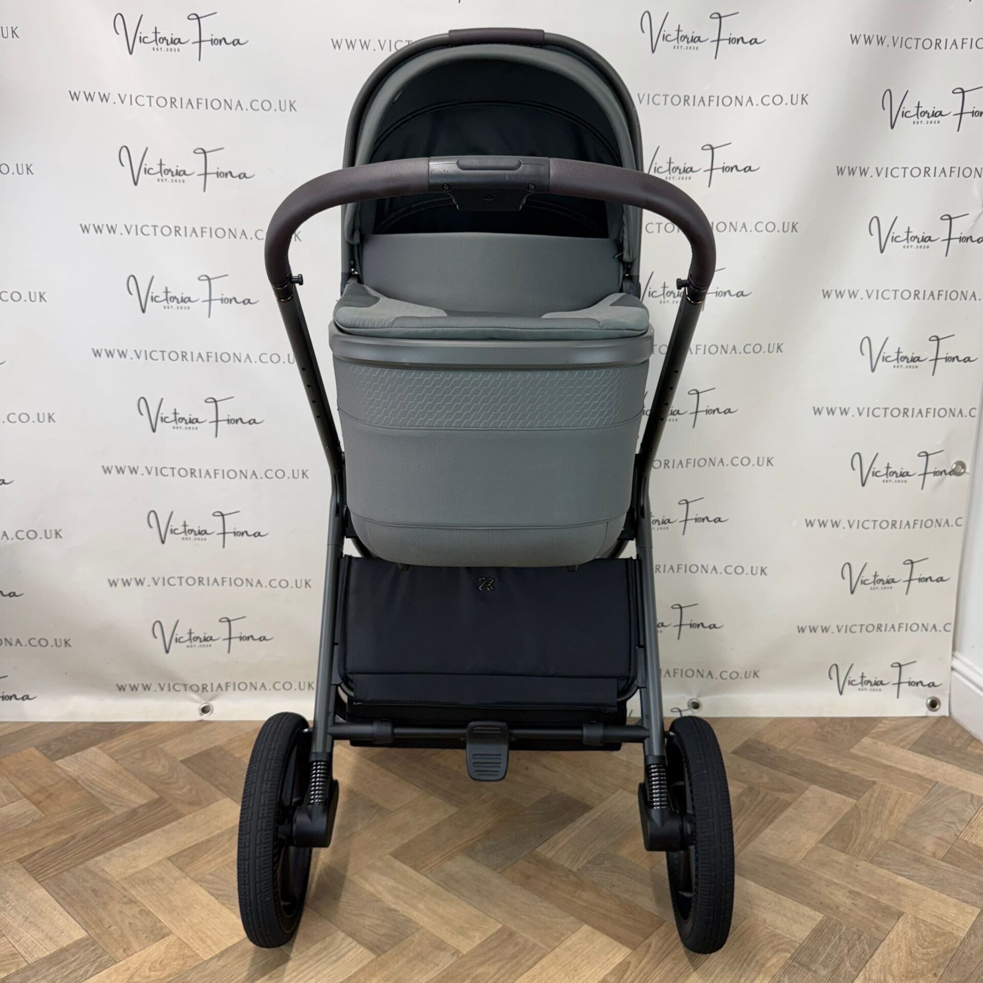 PRELOVED Silver Cross Cove Carrycot & Pushchair - Pewter Green - Image 3