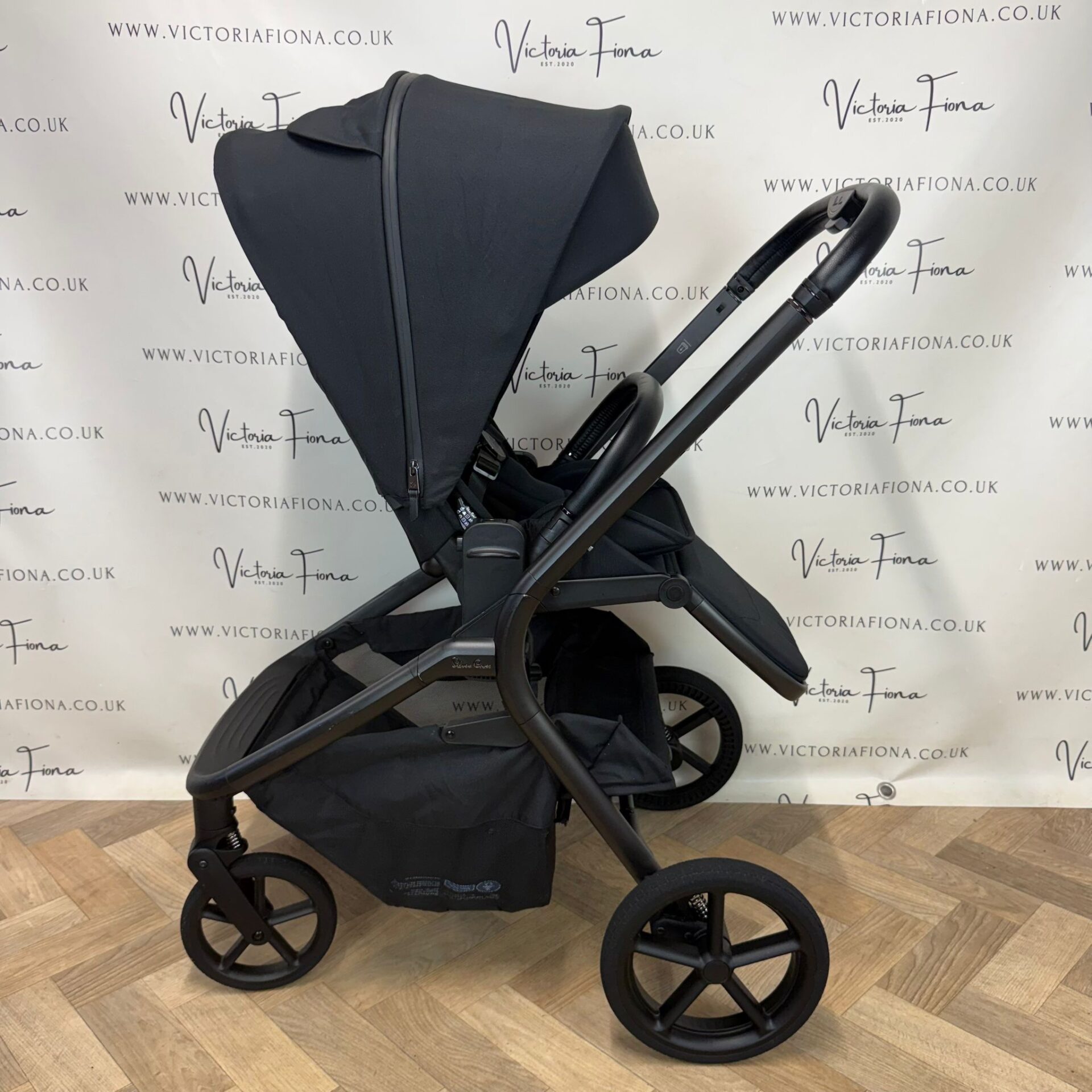 EX DISPLAY Silver Cross Breez Carrycot & Pushchair - Onyx Black - Image 5