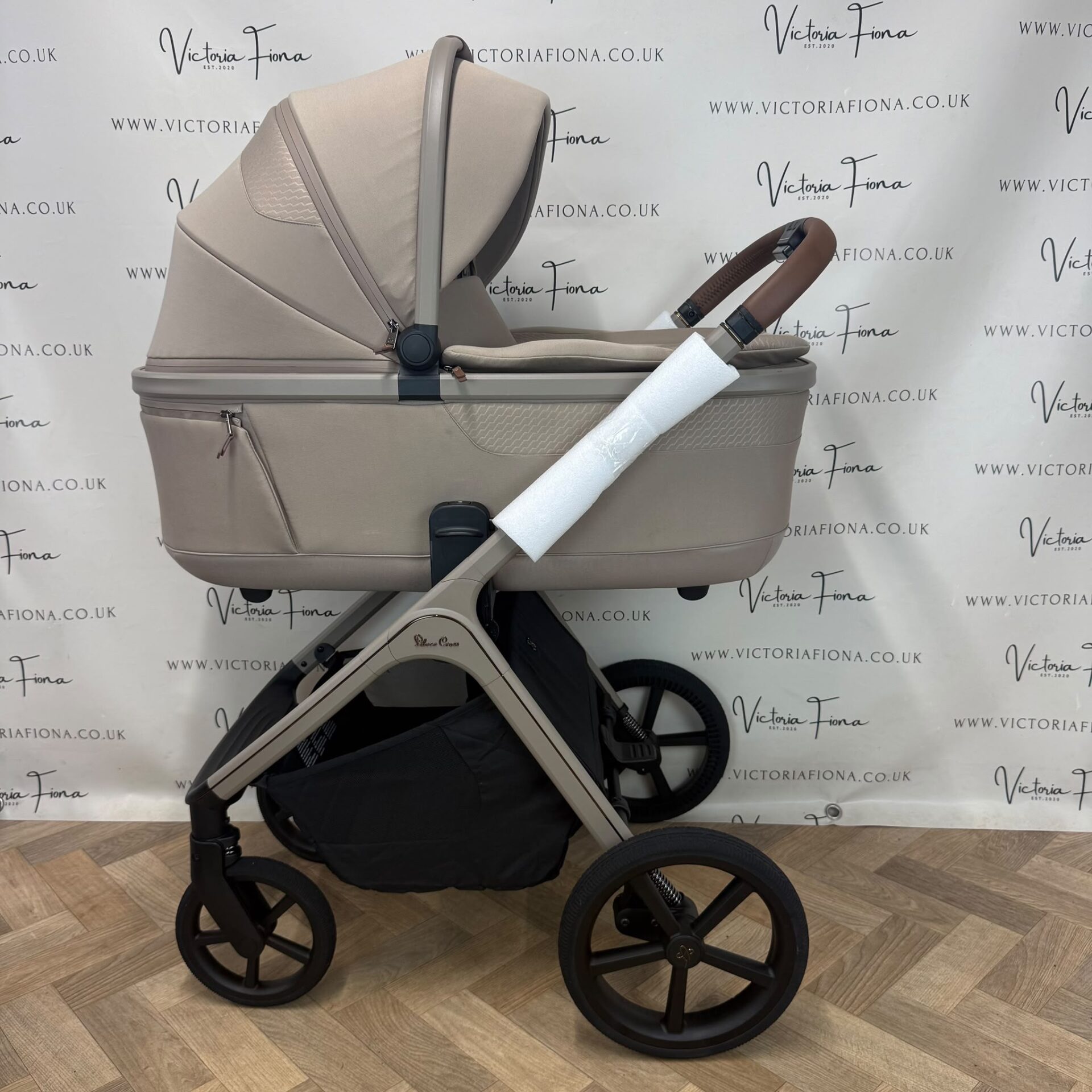 EX-DISPLAY Silver Cross Cove Carrycot & Pushchair - Champagne - Image 5