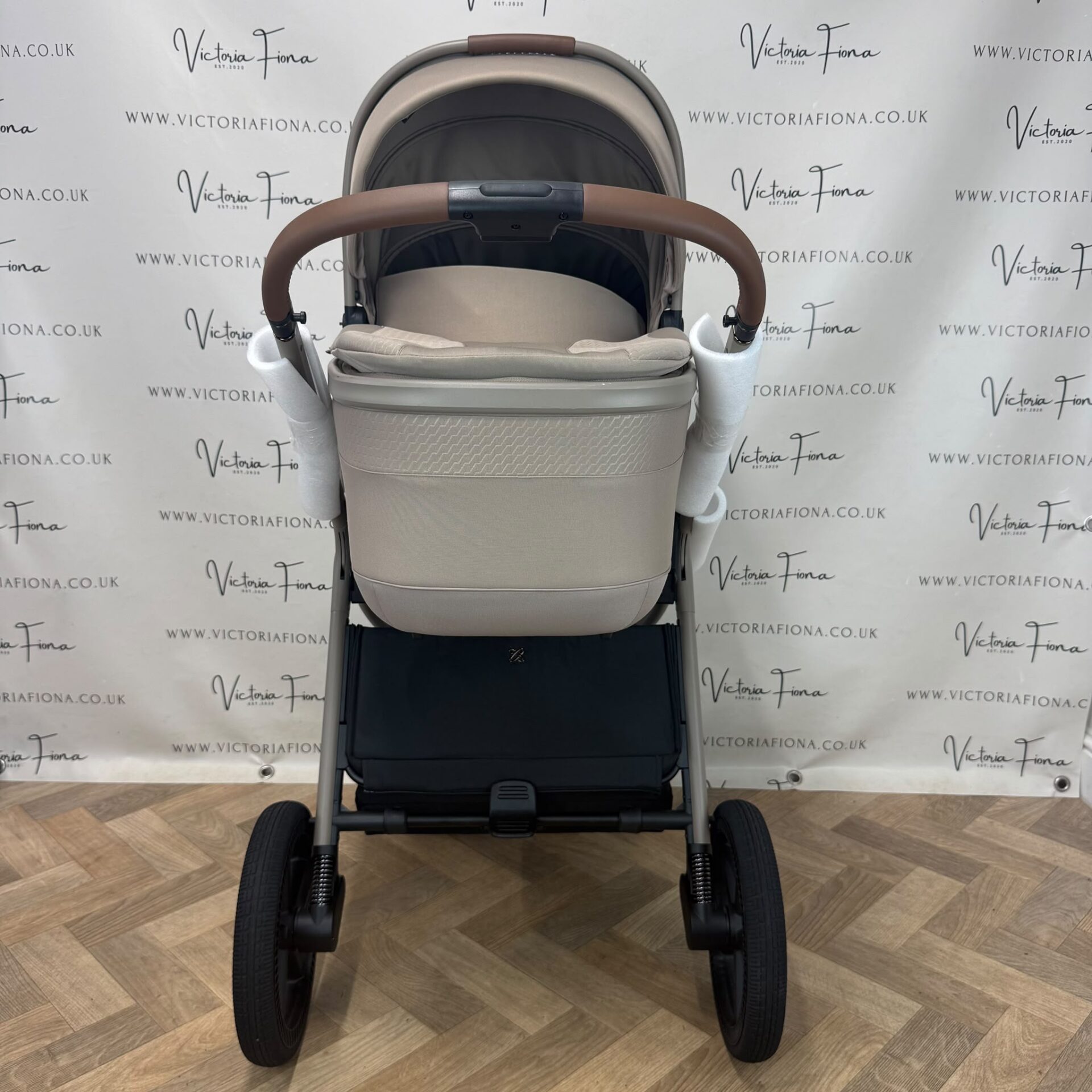 EX-DISPLAY Silver Cross Cove Carrycot & Pushchair - Champagne - Image 4