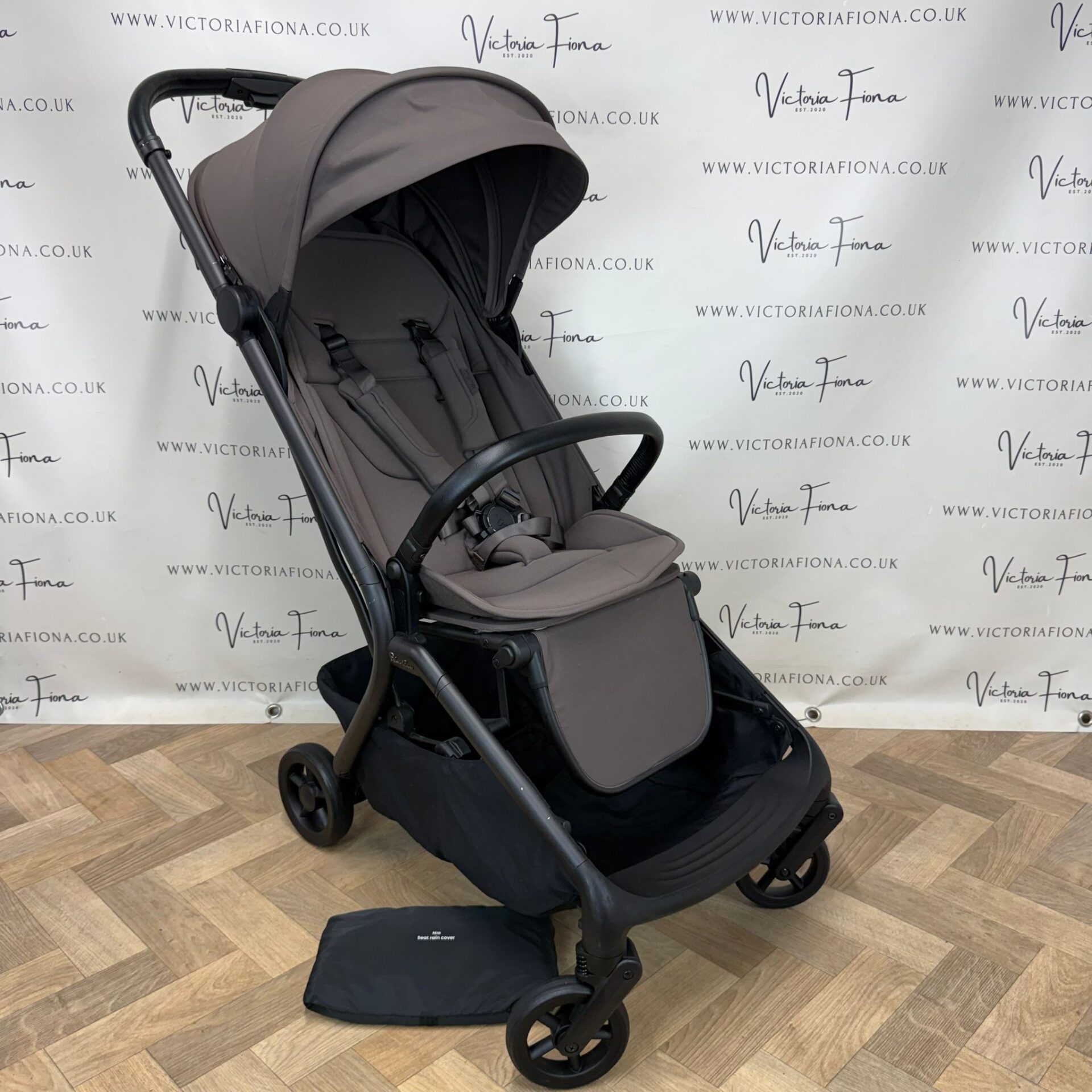 PRELOVED Silver Cross Nia - Cabin Approved Compact Stroller - Chocolates Brown