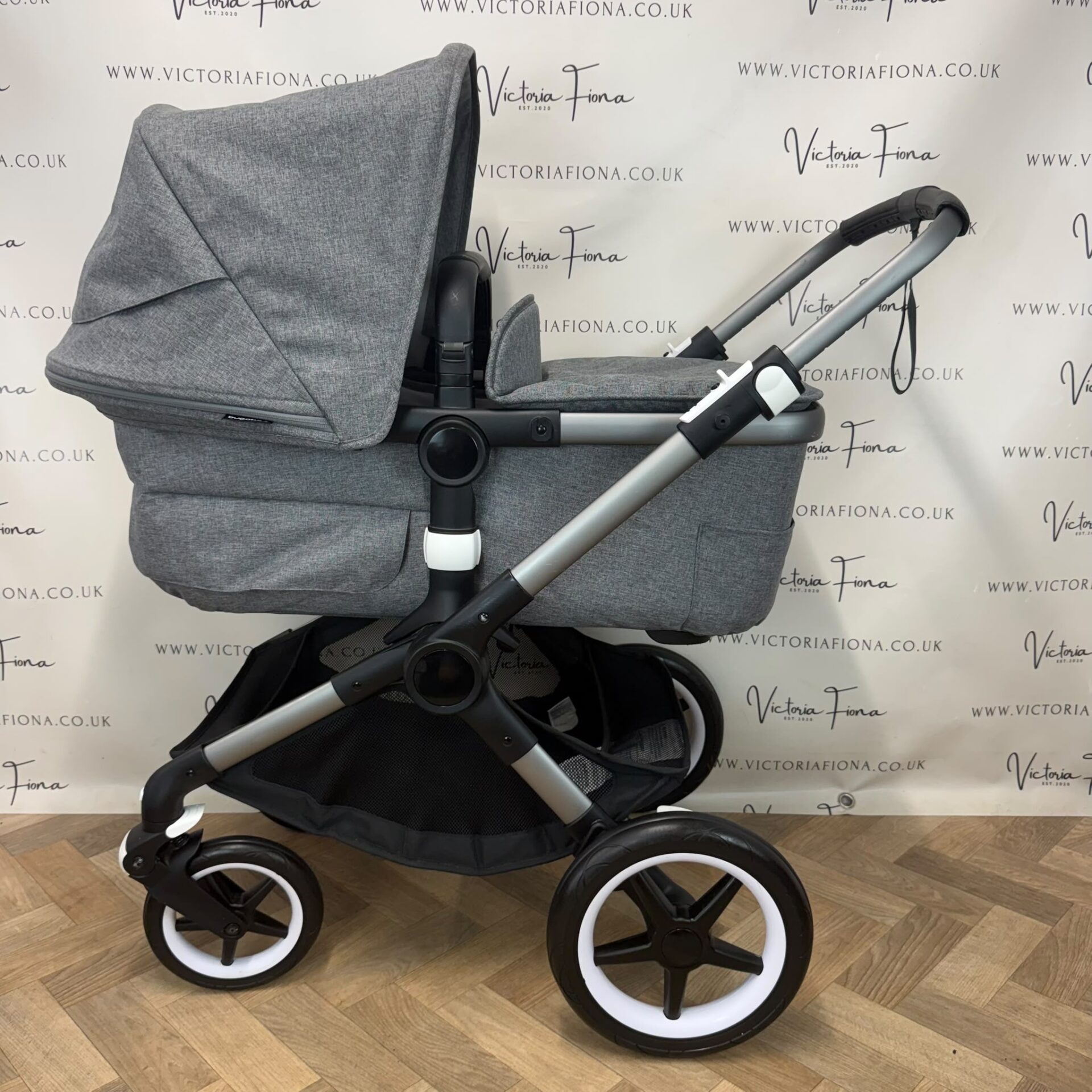 PRELOVED Bugaboo Fox 3 Pushchair & Carrycot plus Cybex Cloud T and Isofix – Grey Melange With Graphite Chassis - Image 5