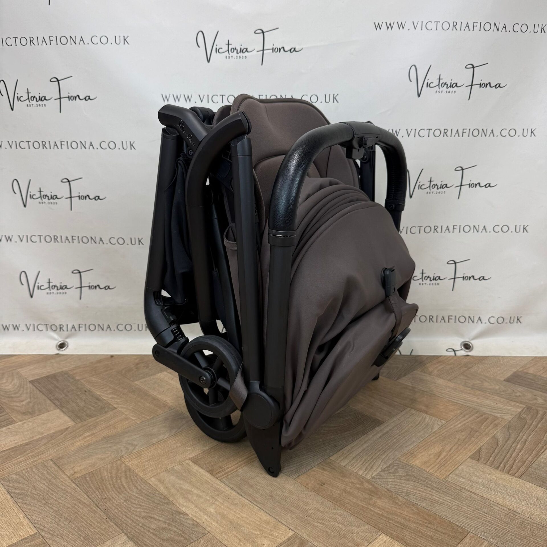 PRELOVED Silver Cross Nia - Cabin Approved Compact Stroller - Chocolates Brown - Image 6