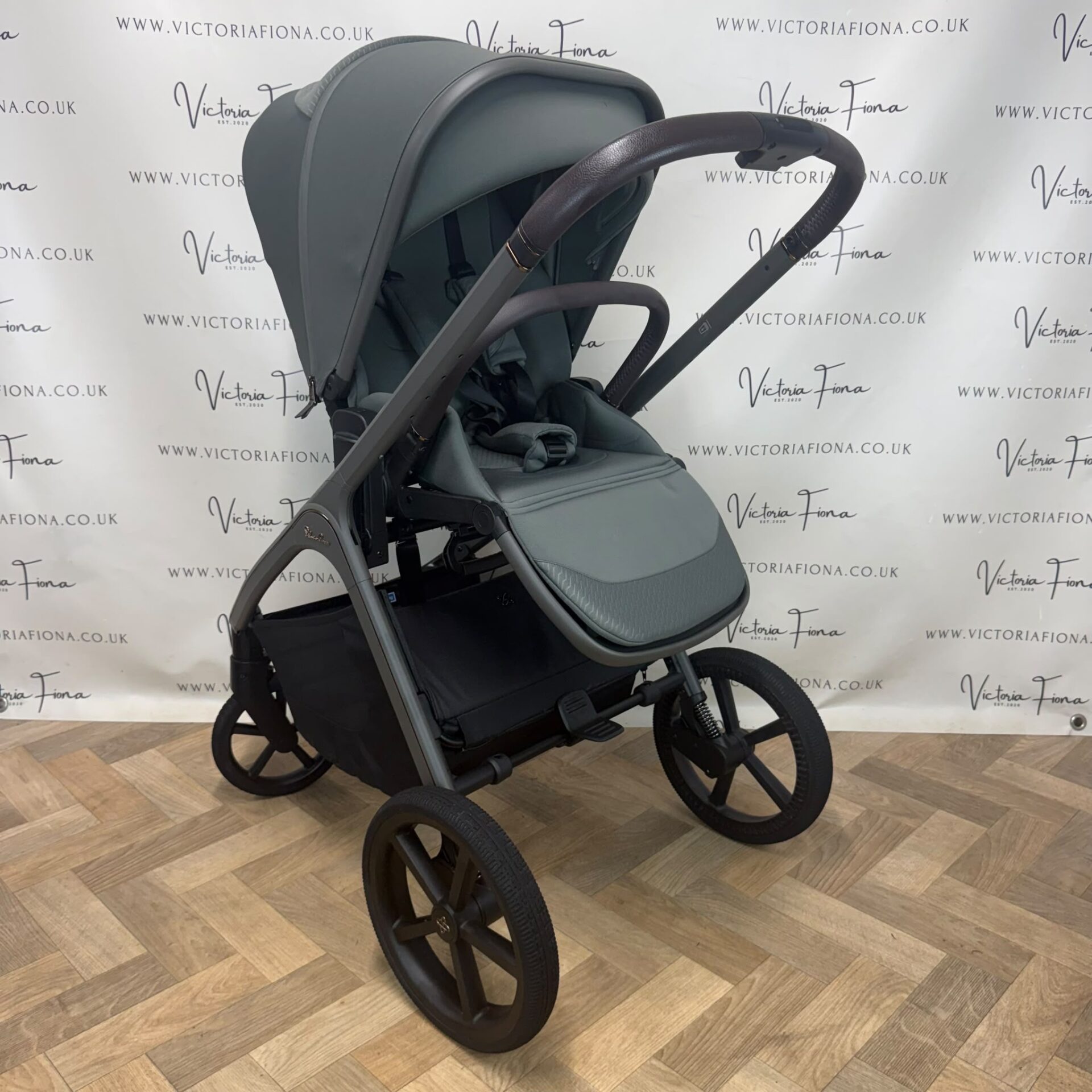 PRELOVED Silver Cross Cove Carrycot & Pushchair - Pewter Green - Image 6