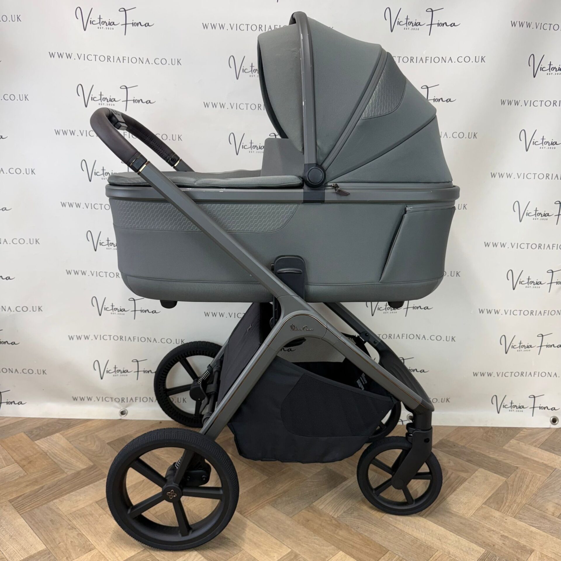 PRELOVED Silver Cross Cove Carrycot & Pushchair - Pewter Green - Image 4