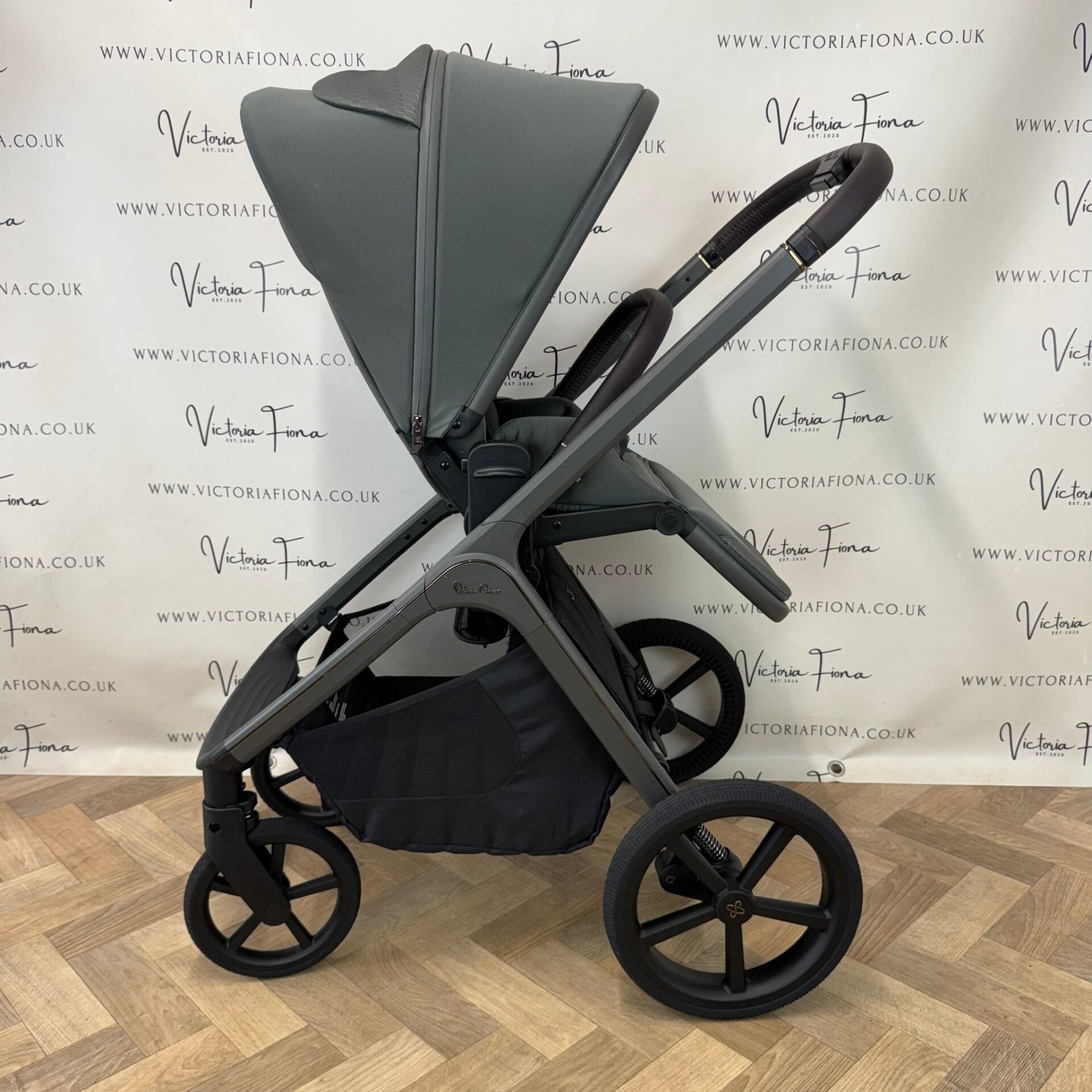 PRELOVED Silver Cross Cove Carrycot & Pushchair - Pewter Green - Image 6