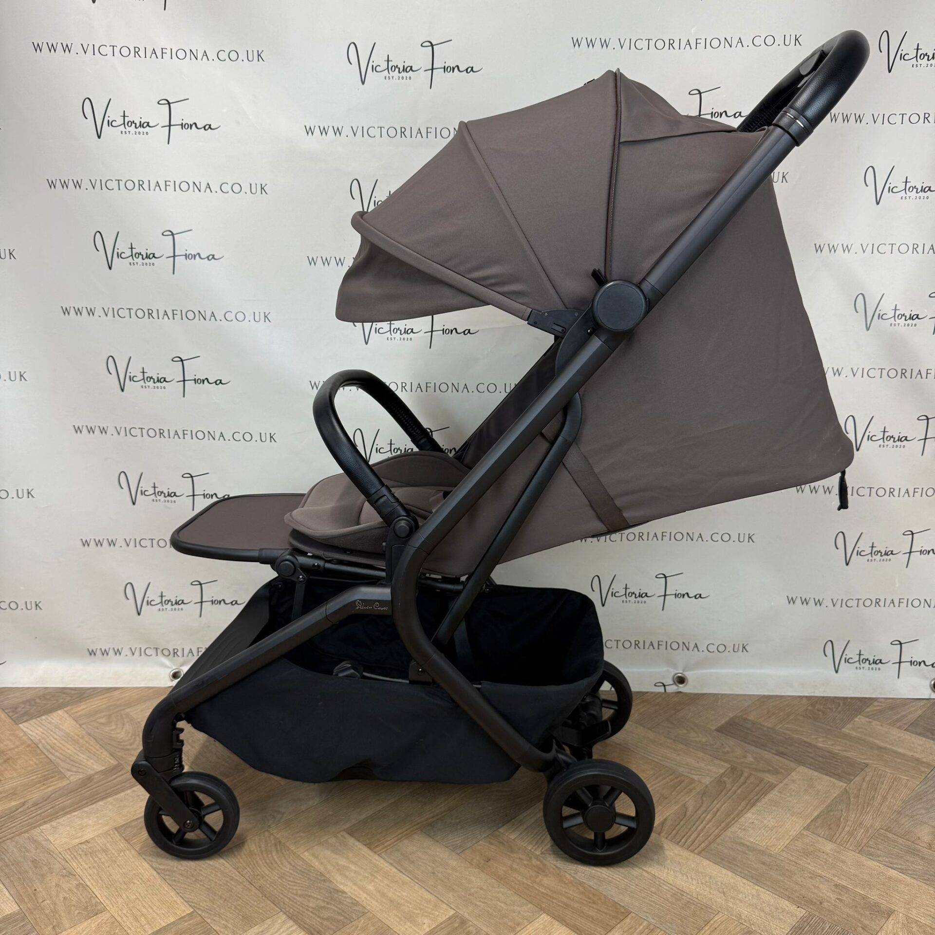PRELOVED Silver Cross Nia - Cabin Approved Compact Stroller - Chocolates Brown - Image 4