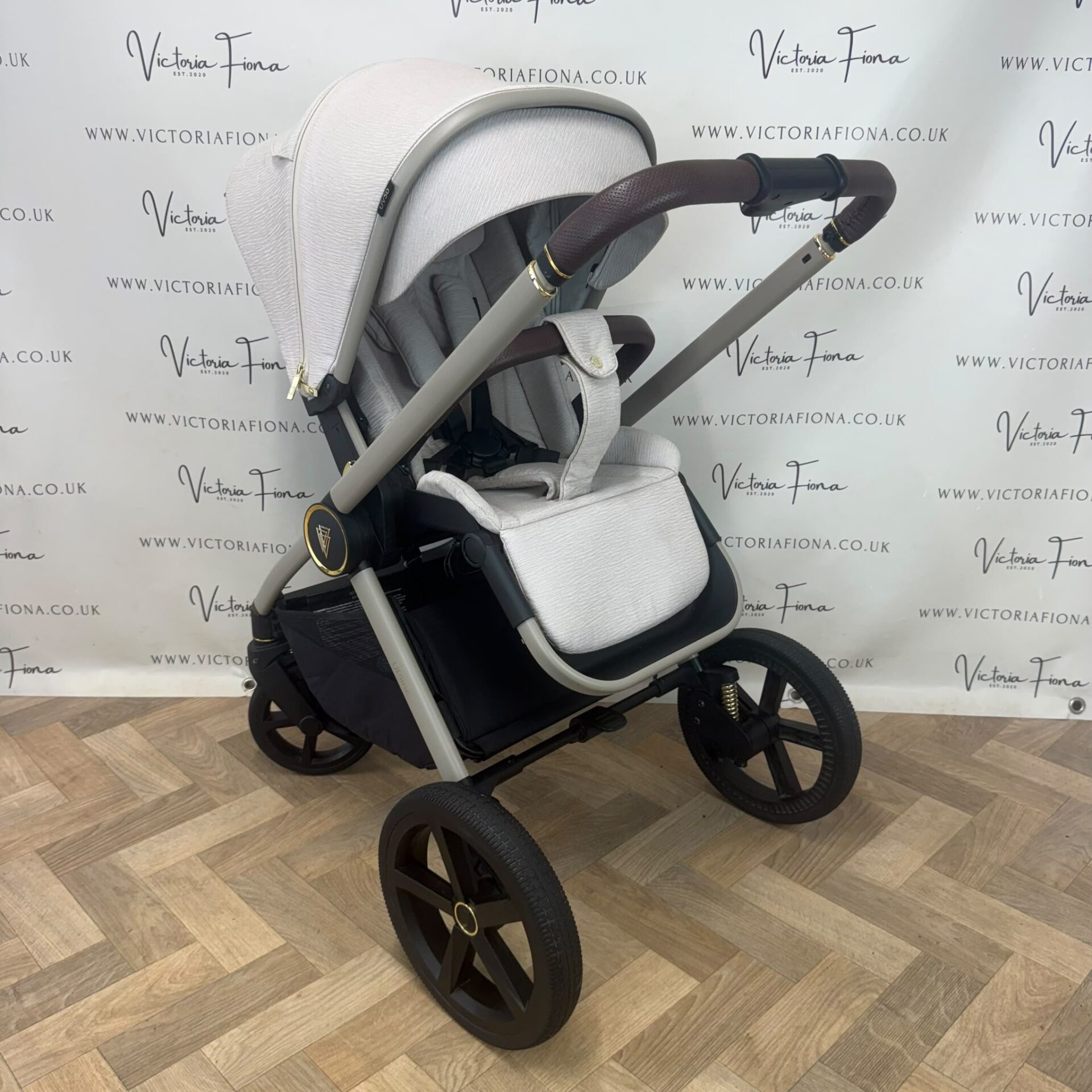 PRELOVED Venicci Tinum Upline Carrycot & Pushchair - Stone - Image 8