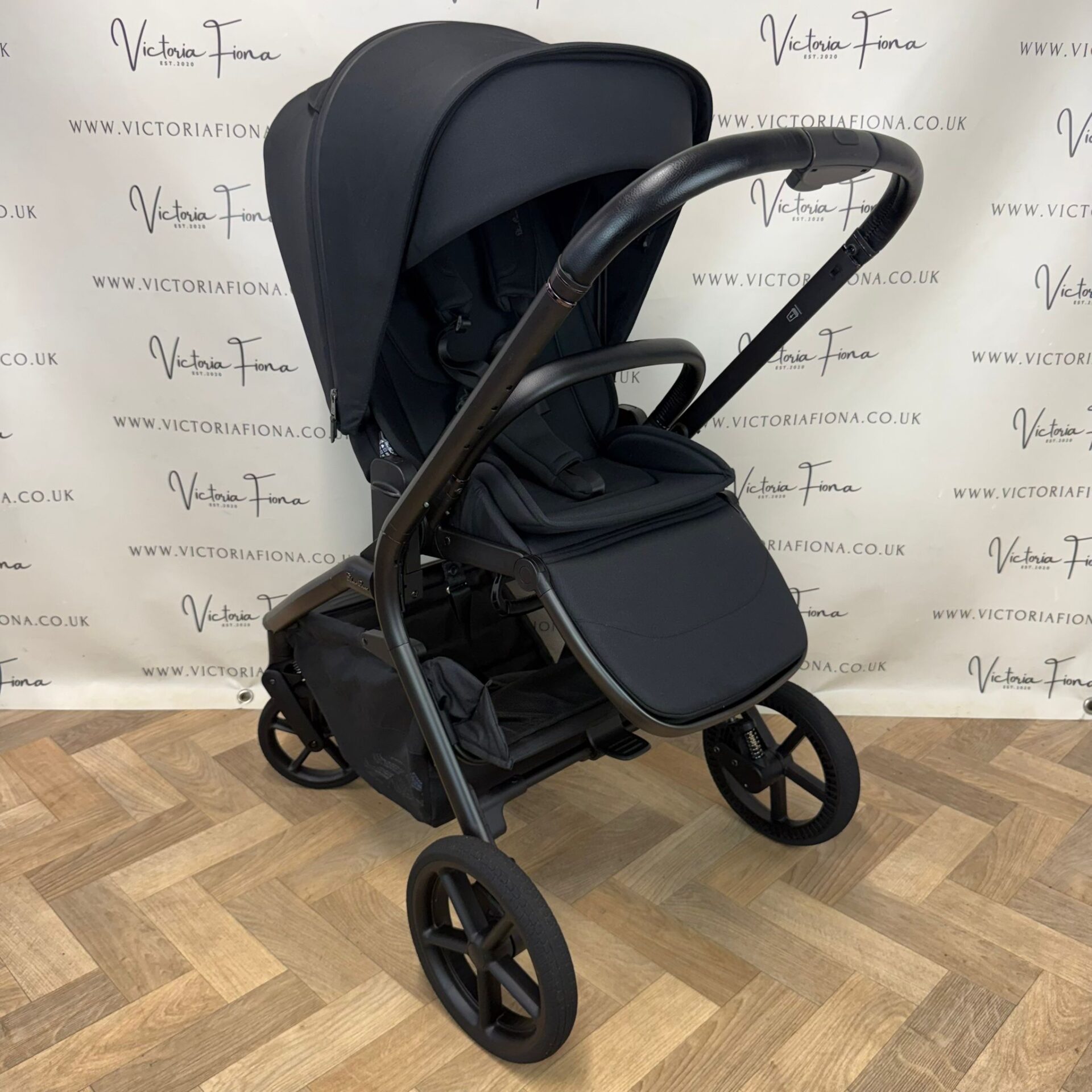 EX DISPLAY Silver Cross Breez Carrycot & Pushchair - Onyx Black - Image 7