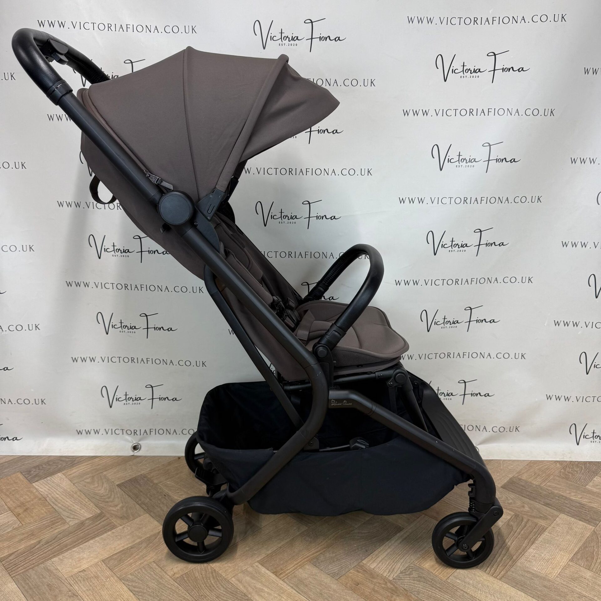 PRELOVED Silver Cross Nia - Cabin Approved Compact Stroller - Chocolates Brown - Image 2