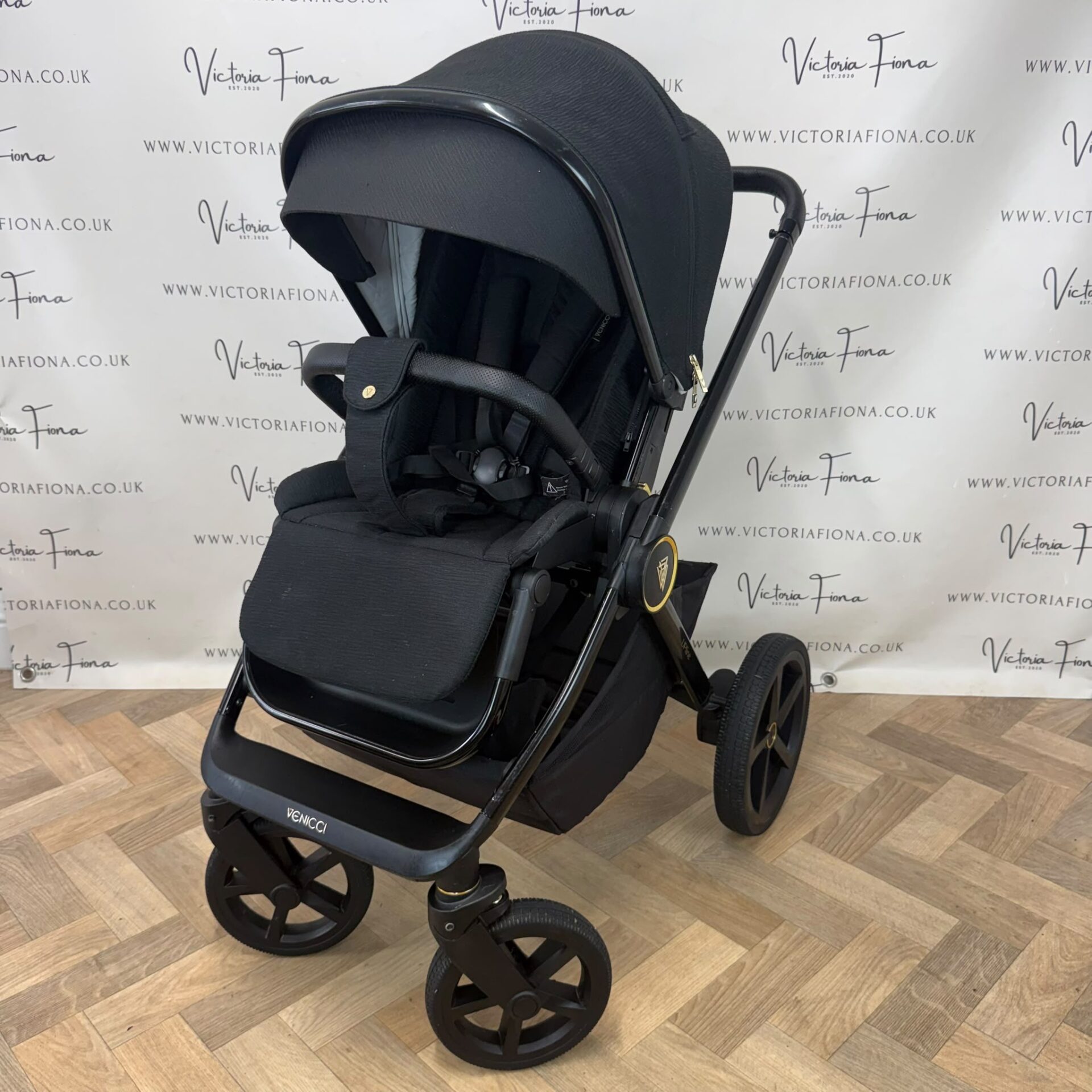PRELOVED Venicci Tinum Upline Carrycot & Pushchair - All Black - Image 7