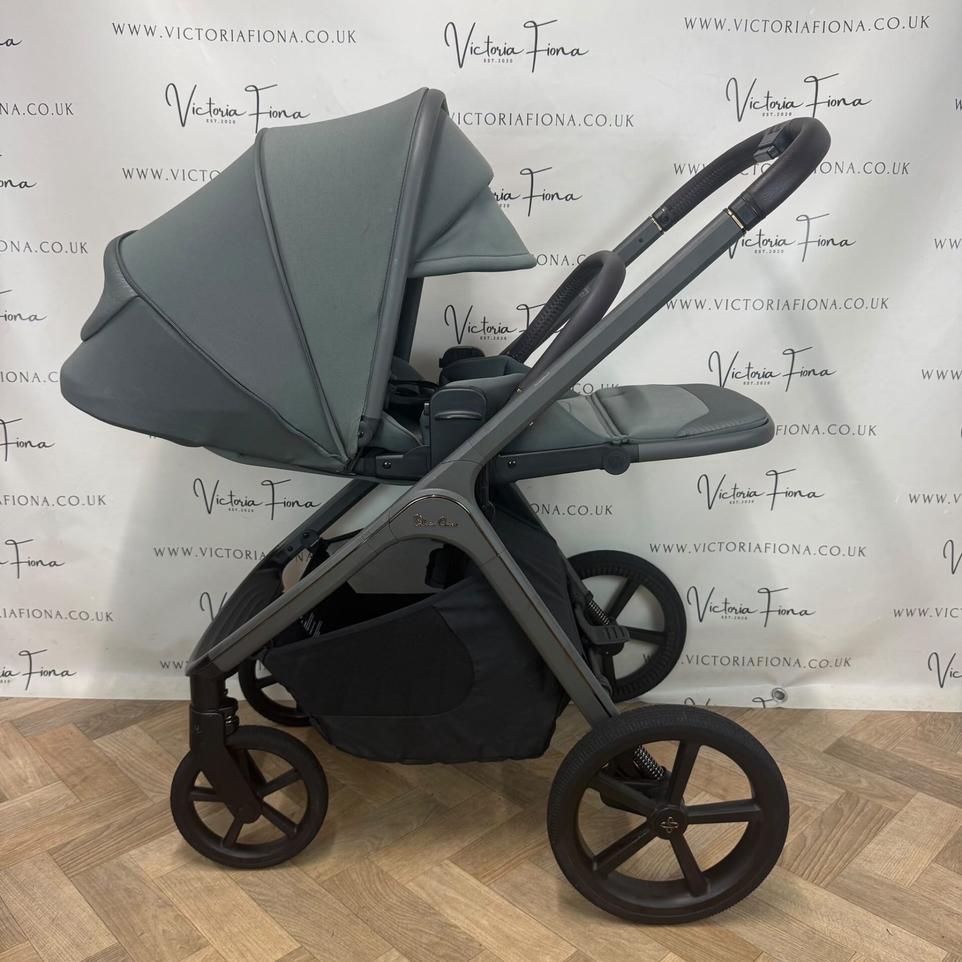 PRELOVED Silver Cross Cove Carrycot & Pushchair - Pewter Green - Image 8