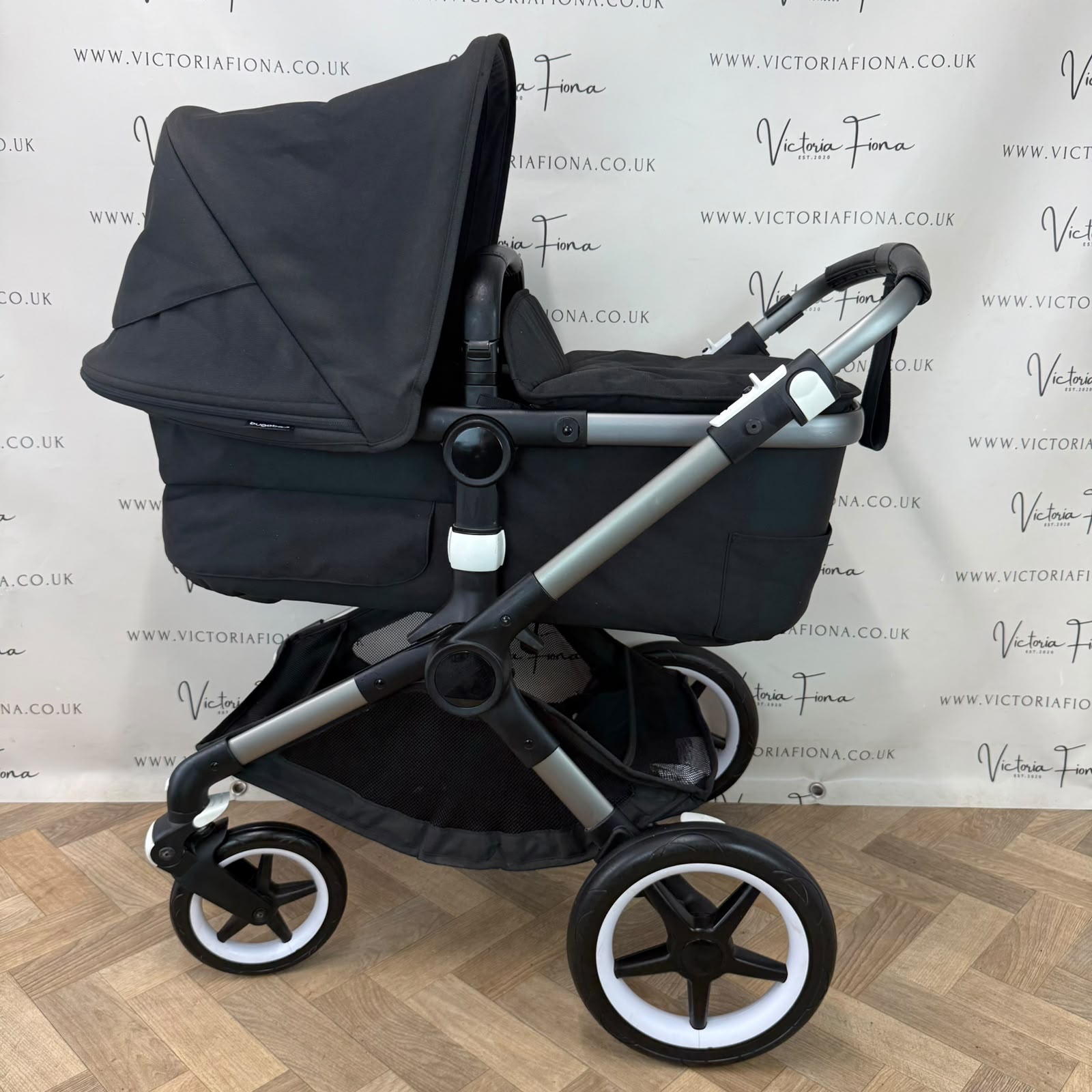 PRELOVED Bugaboo Fox 3 Pushchair & Carrycot – Black With Graphite Chassis - Image 3