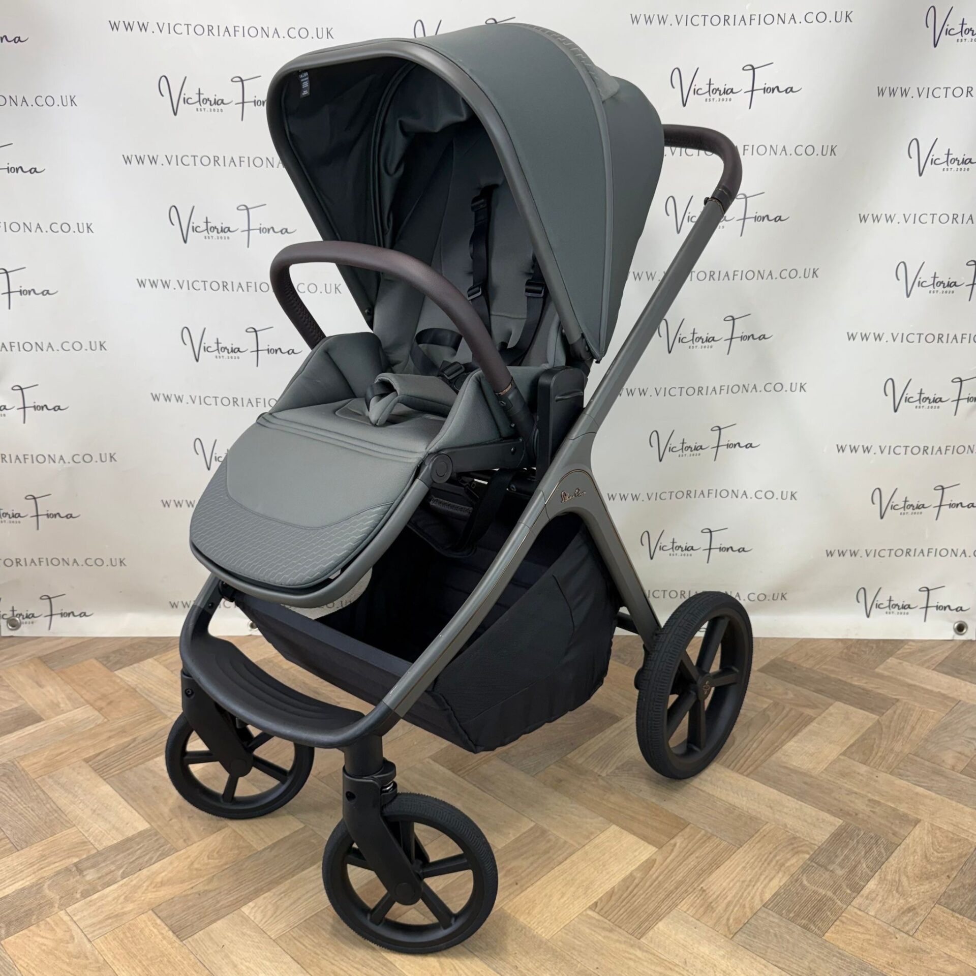PRELOVED Silver Cross Cove Carrycot & Pushchair - Pewter Green - Image 8