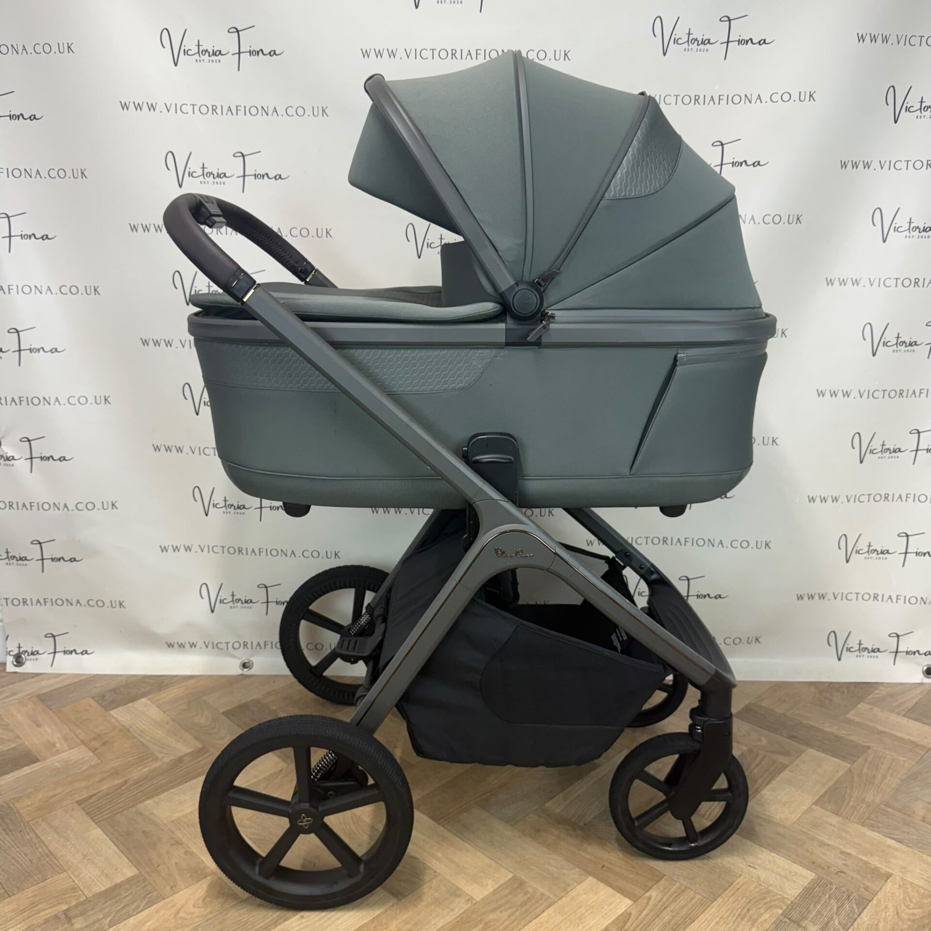 PRELOVED Silver Cross Cove Carrycot & Pushchair - Pewter Green - Image 5