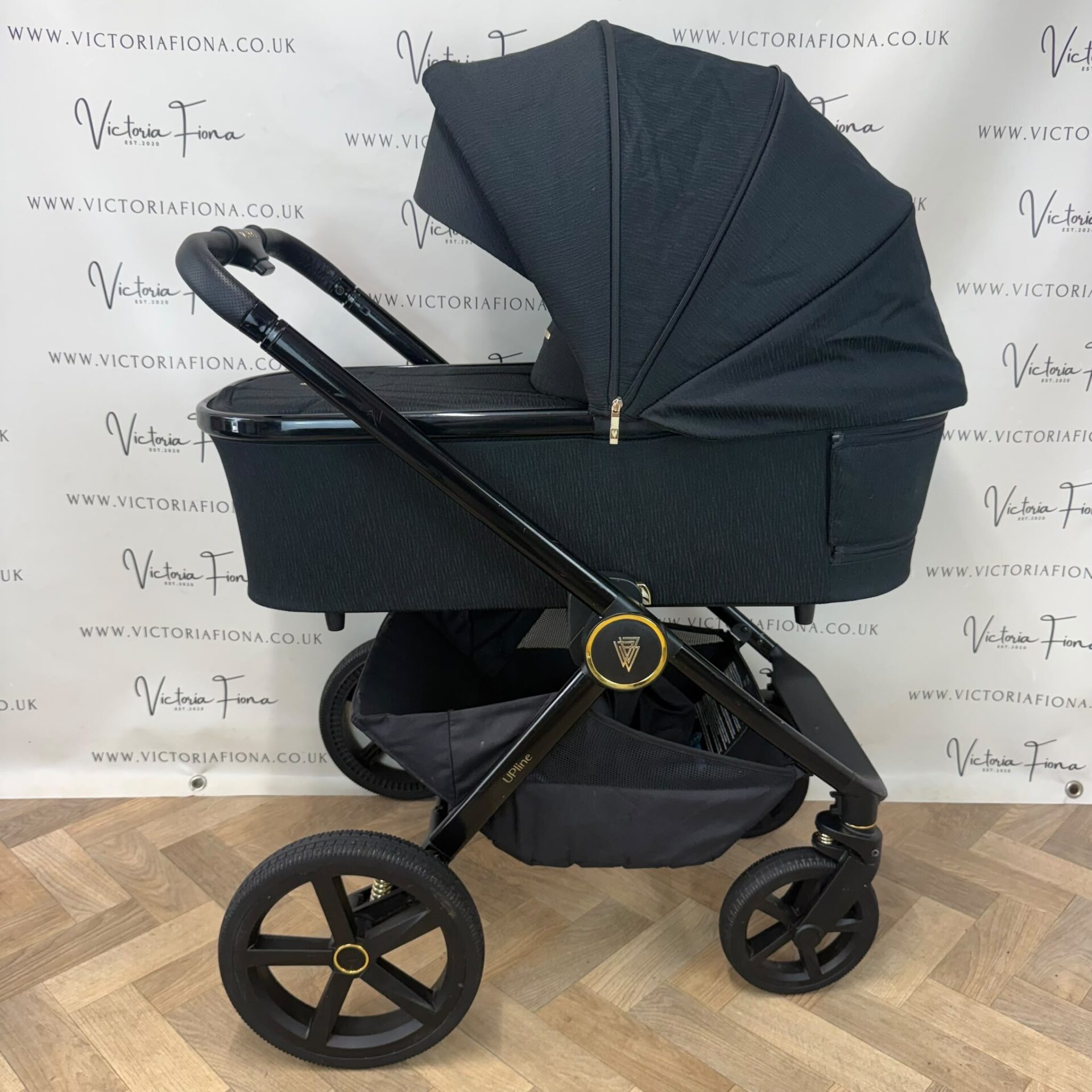 PRELOVED Venicci Tinum Upline Carrycot & Pushchair - All Black - Image 4