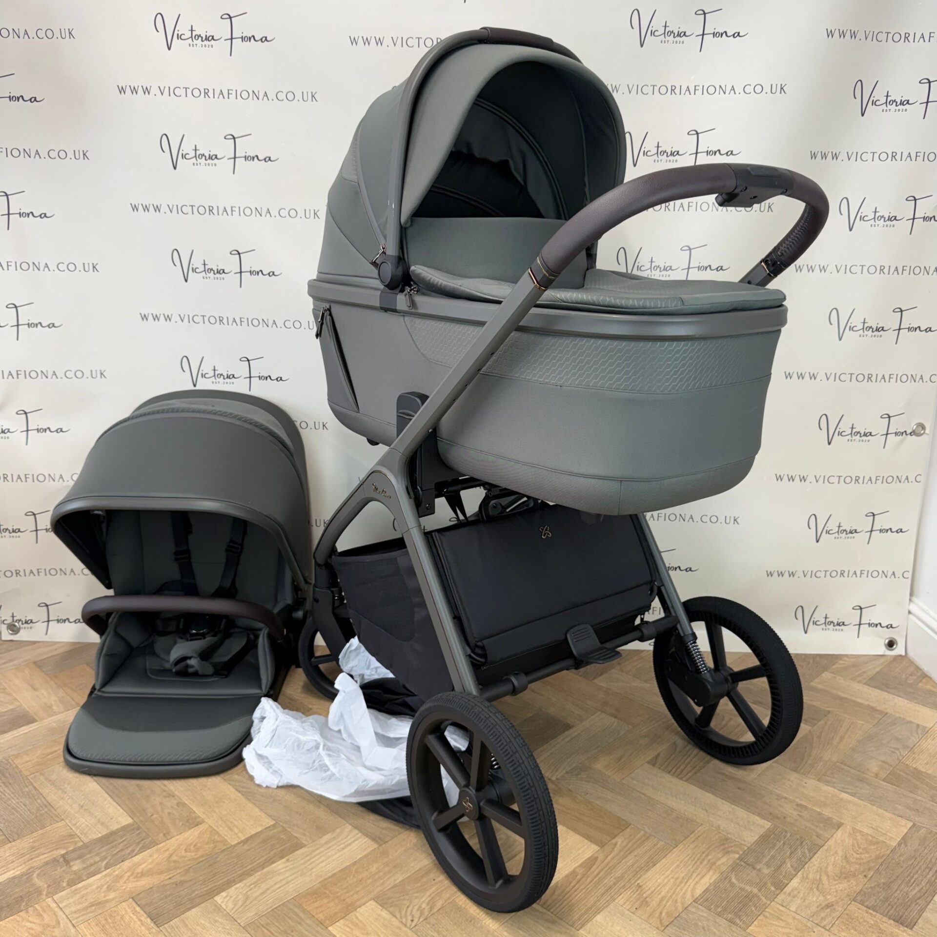 PRELOVED Silver Cross Cove Carrycot & Pushchair - Pewter Green