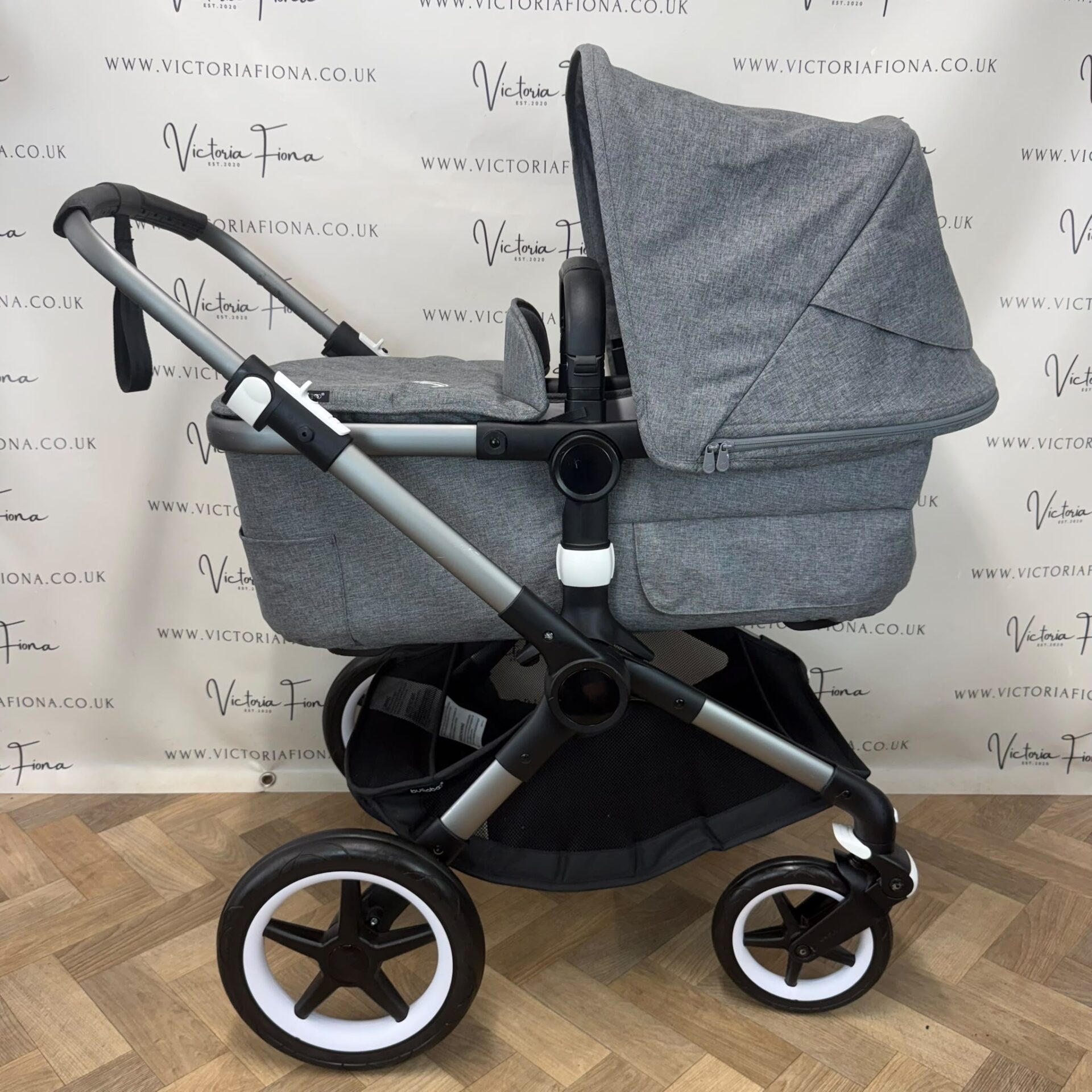 PRELOVED Bugaboo Fox 3 Pushchair & Carrycot plus Cybex Cloud T and Isofix – Grey Melange With Graphite Chassis - Image 2
