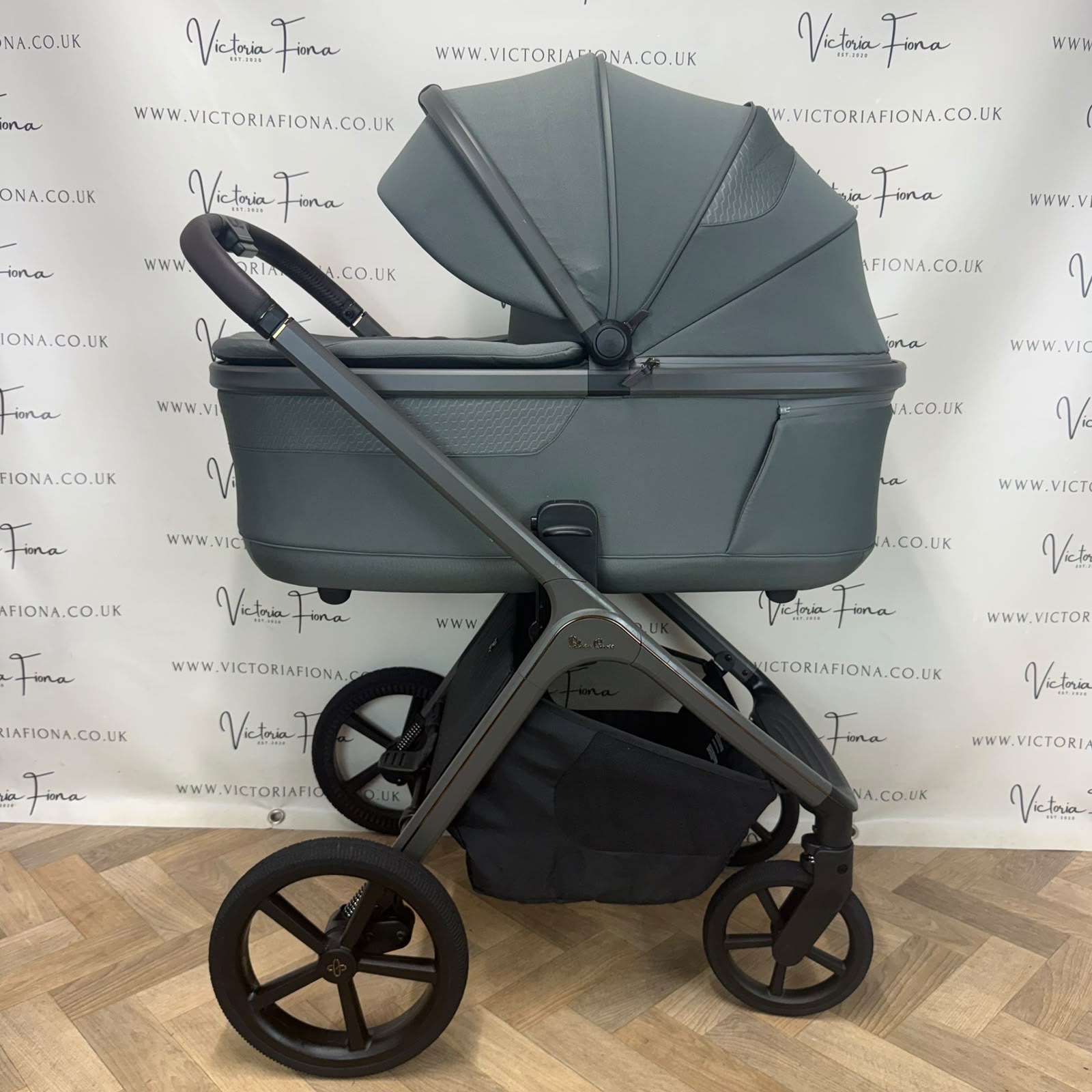 PRELOVED Silver Cross Cove Carrycot & Pushchair - Pewter Green π - Image 4