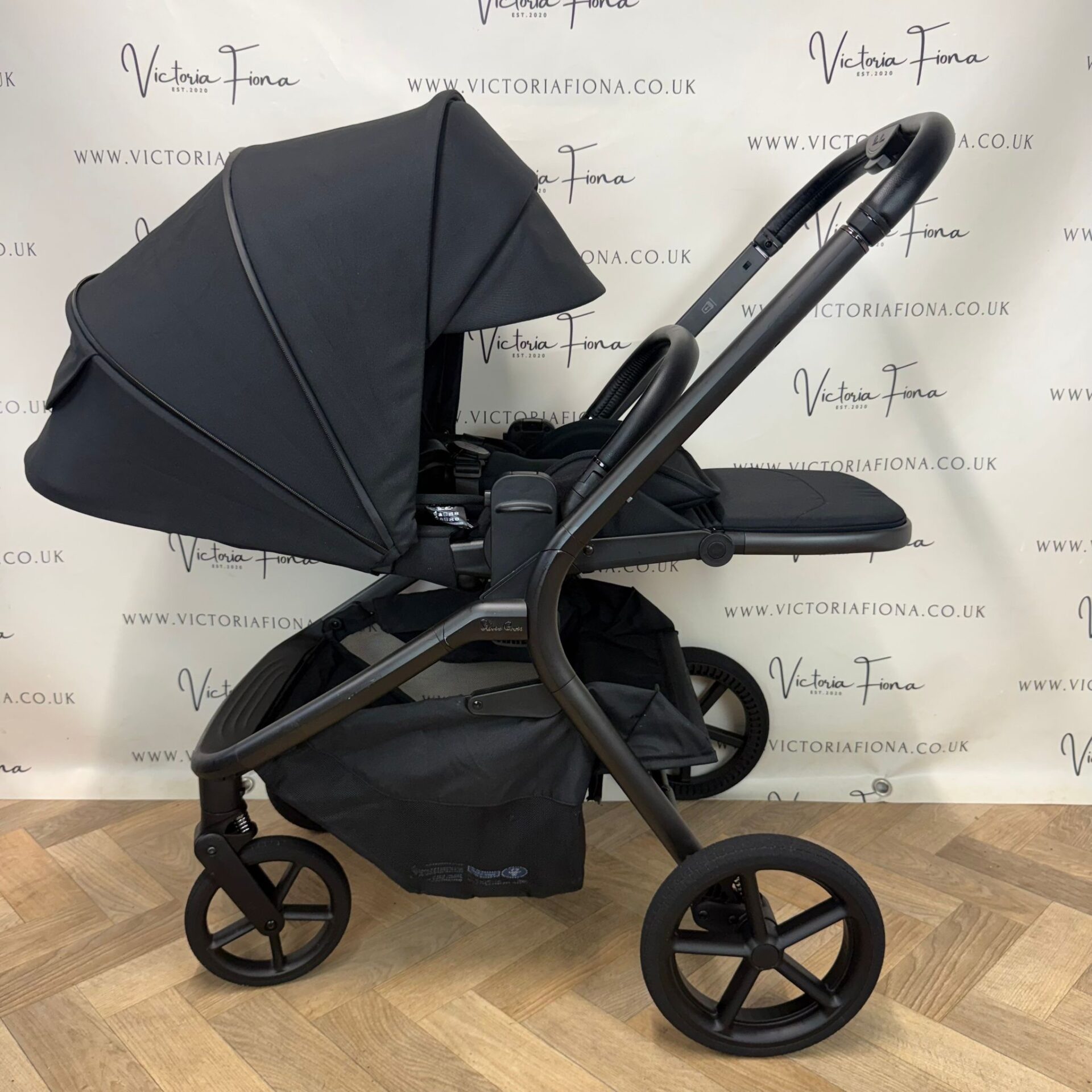 EX DISPLAY Silver Cross Breez Carrycot & Pushchair - Onyx Black - Image 6