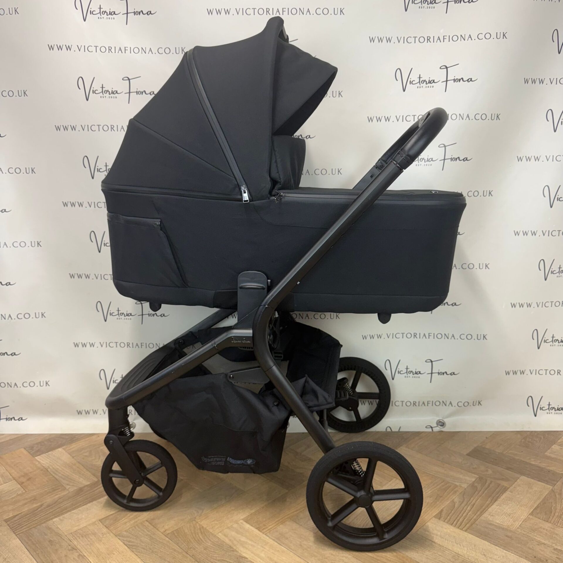 EX DISPLAY Silver Cross Breez Carrycot & Pushchair - Onyx Black - Image 2