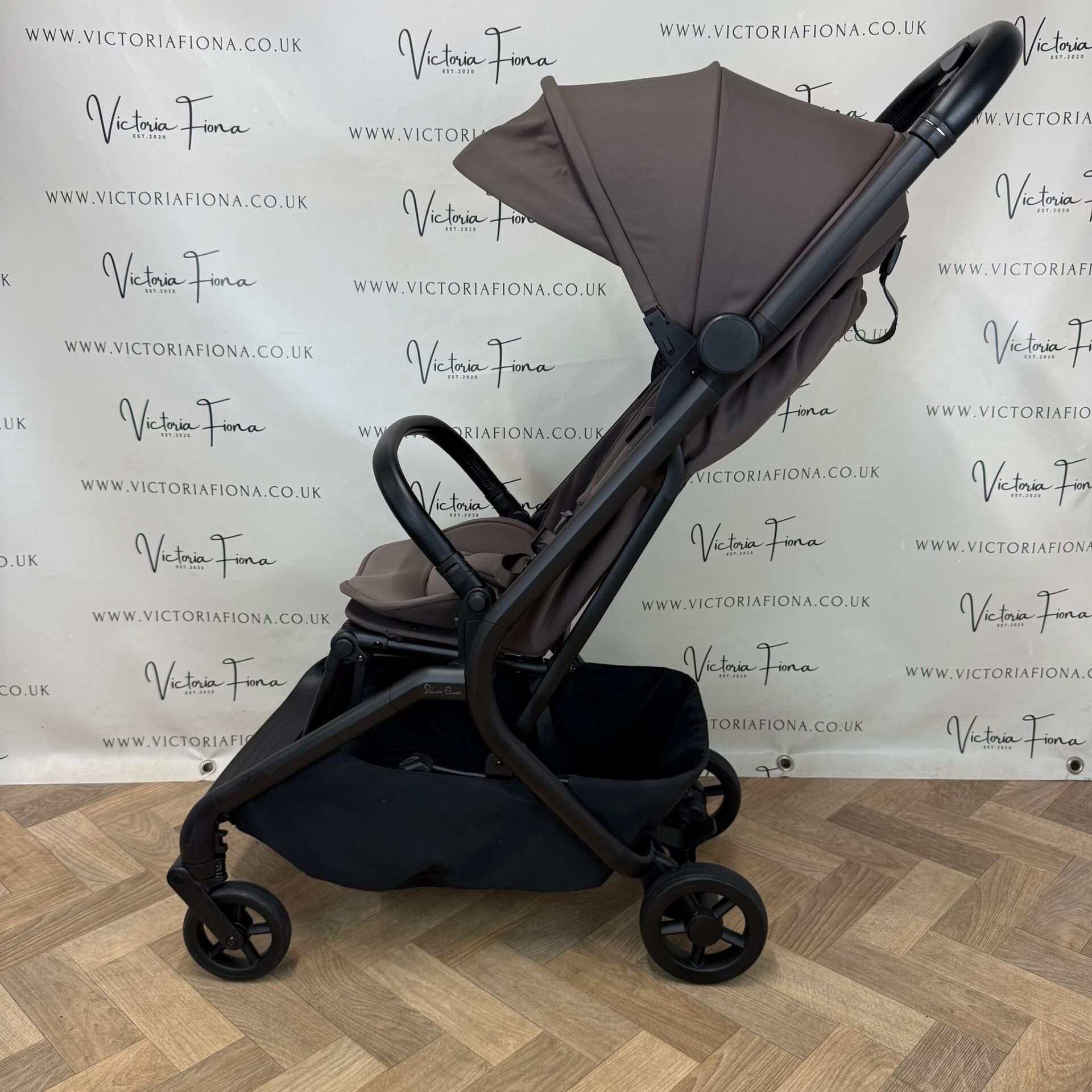 PRELOVED Silver Cross Nia - Cabin Approved Compact Stroller - Chocolates Brown - Image 5