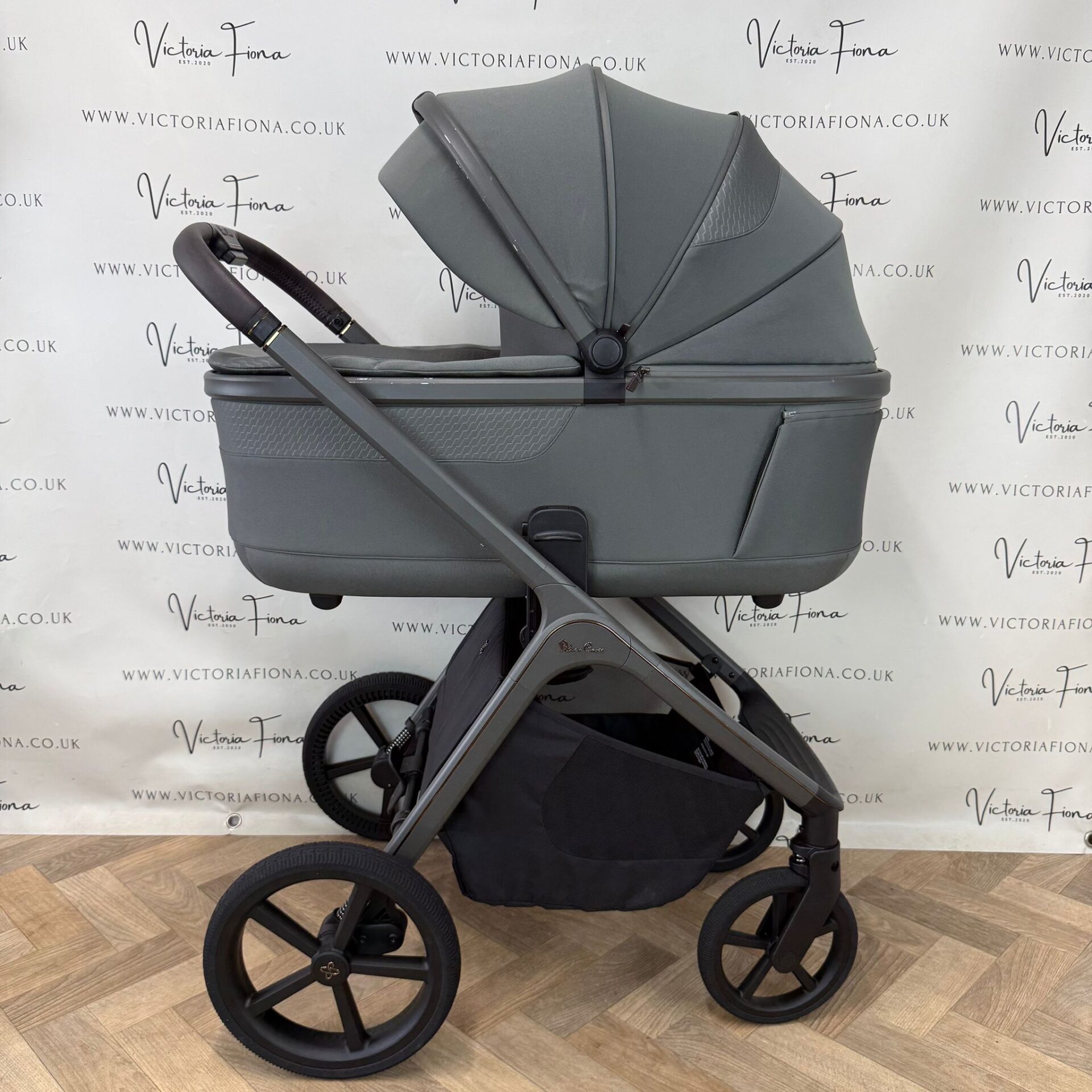 PRELOVED Silver Cross Cove Carrycot & Pushchair - Pewter Green - Image 5