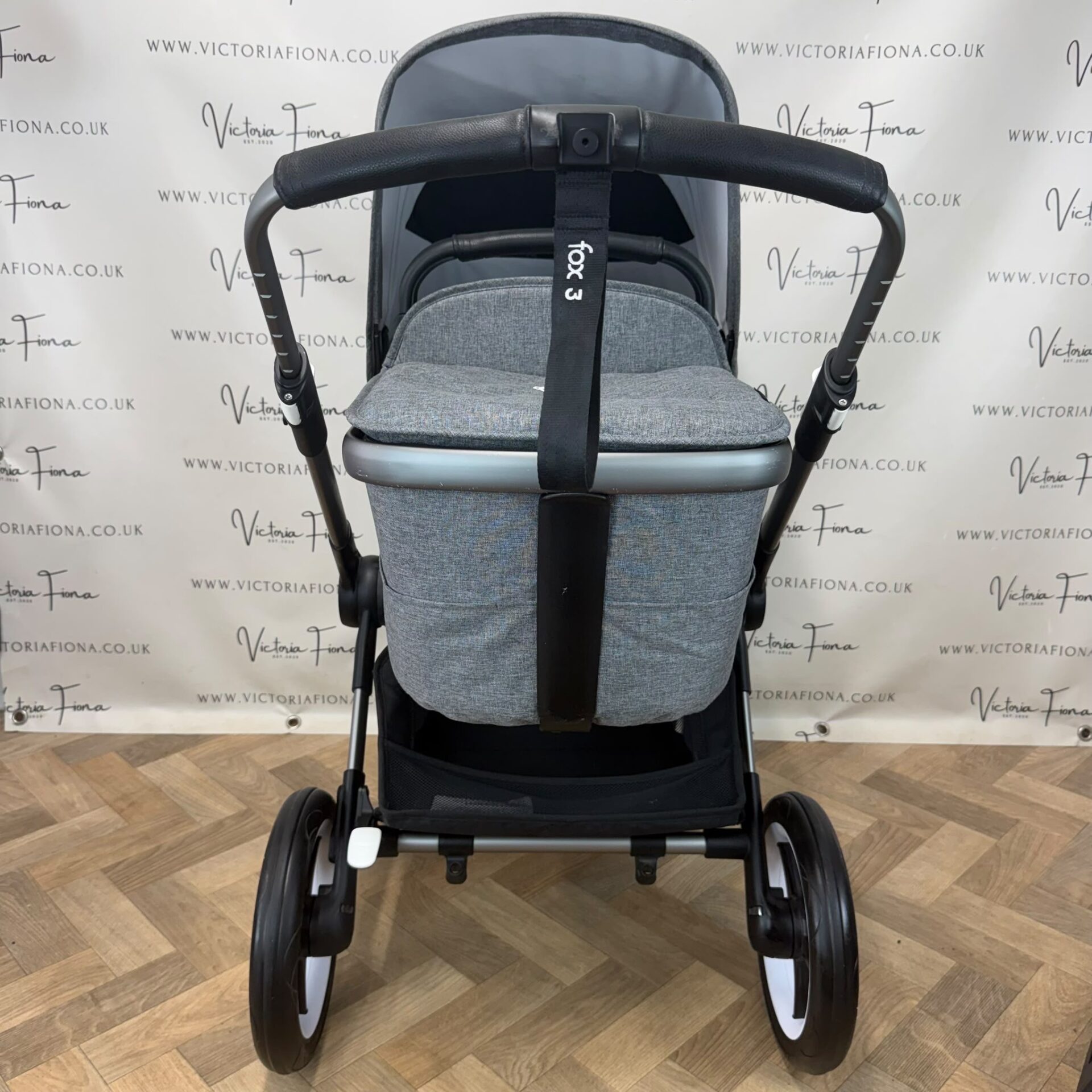 PRELOVED Bugaboo Fox 3 Pushchair & Carrycot plus Cybex Cloud T and Isofix – Grey Melange With Graphite Chassis - Image 4