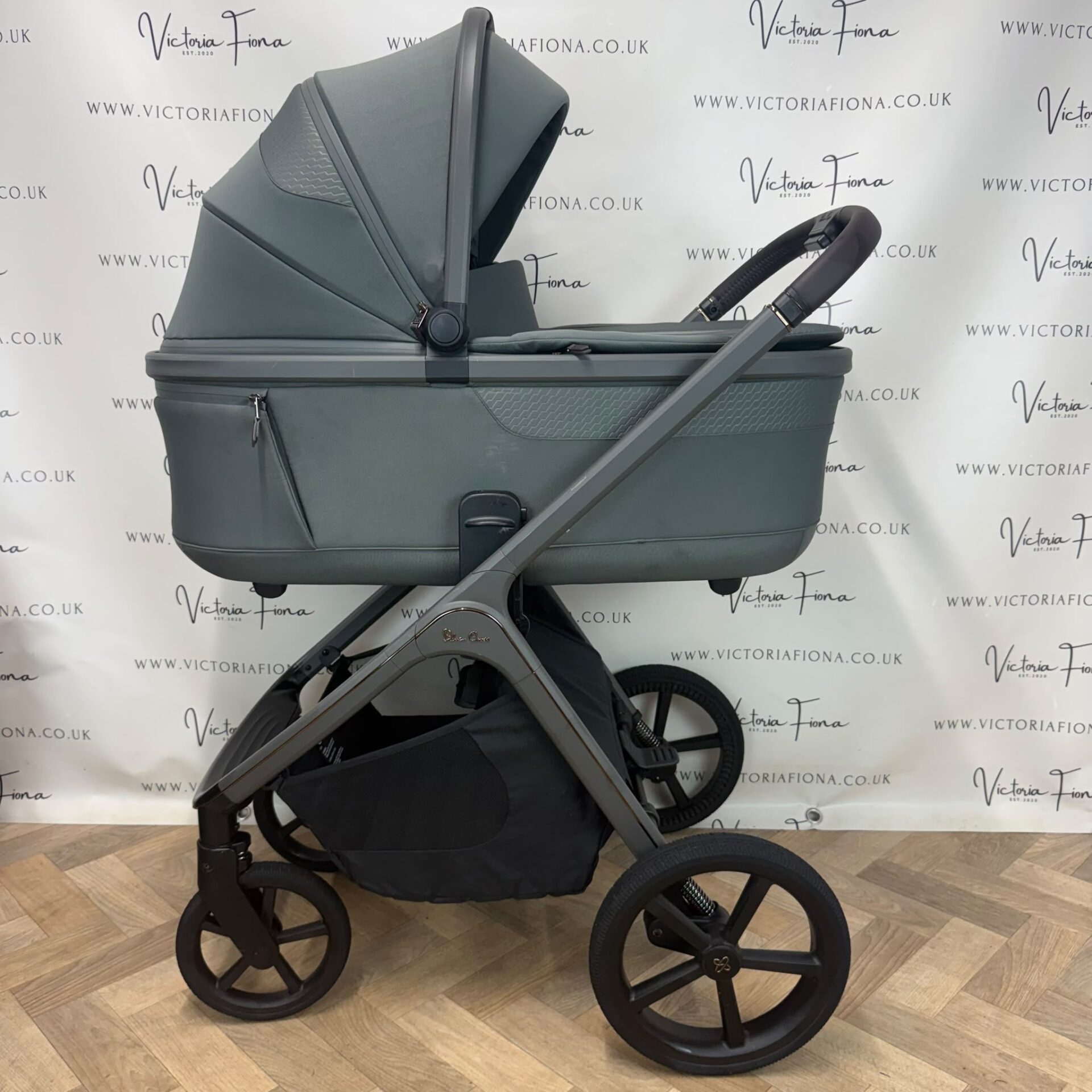 PRELOVED Silver Cross Cove Carrycot & Pushchair - Pewter Green - Image 2