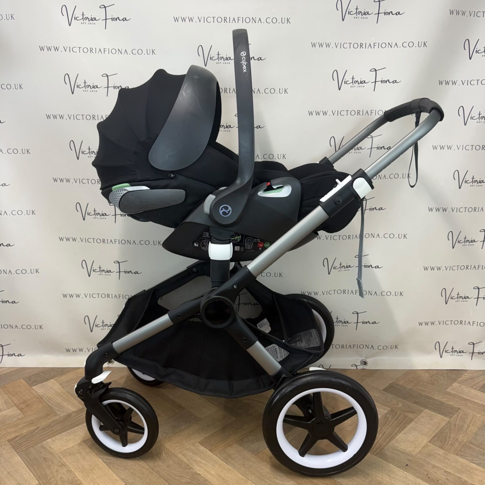 PRELOVED Bugaboo Fox 3 Pushchair & Carrycot plus Cybex Cloud T and Isofix – Grey Melange With Graphite Chassis - Image 7