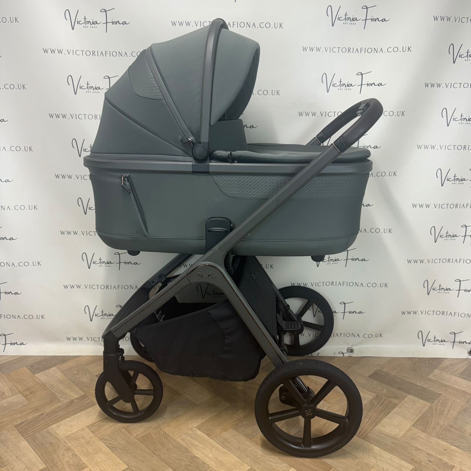 PRELOVED Silver Cross Cove Carrycot & Pushchair - Pewter Green π - Image 2