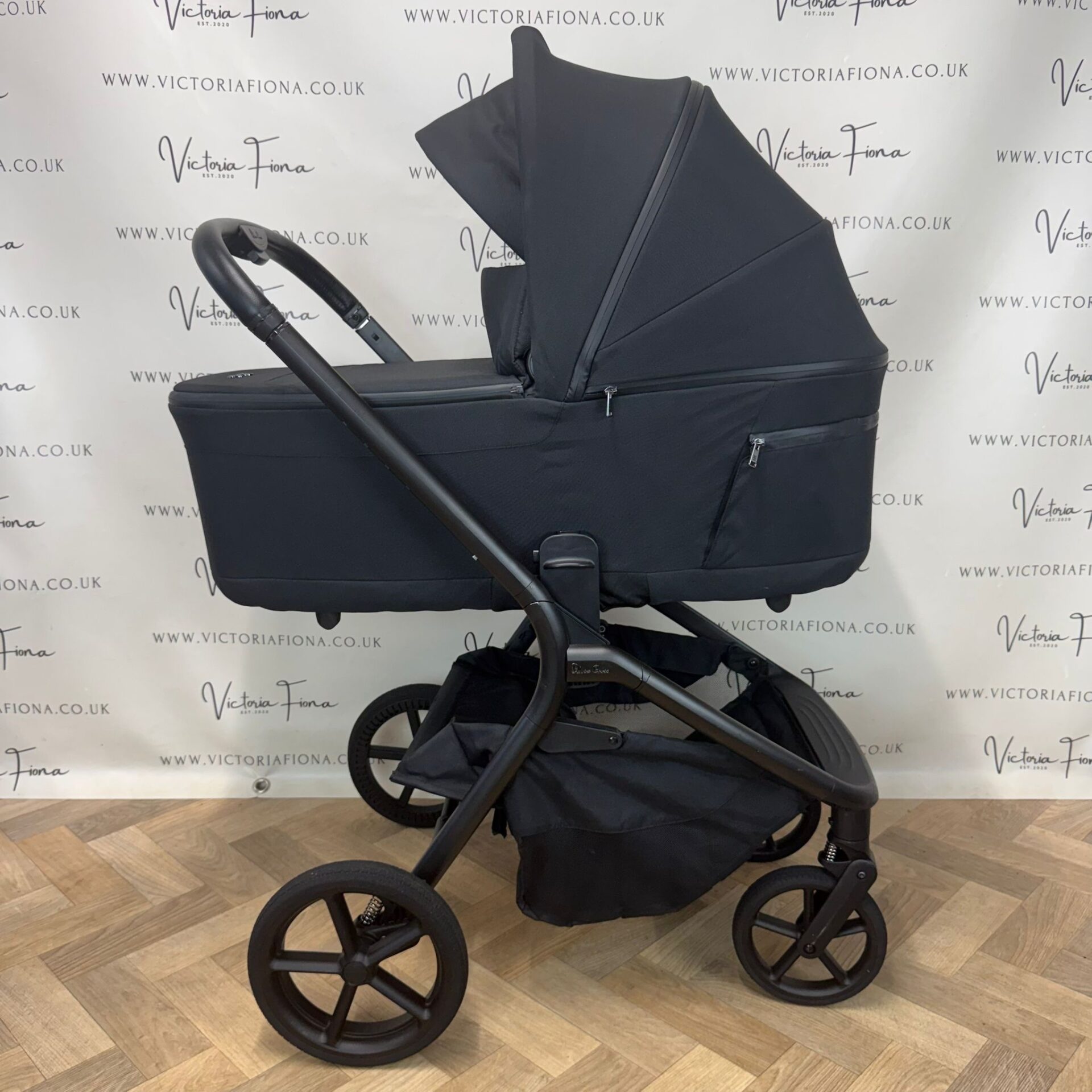 EX DISPLAY Silver Cross Breez Carrycot & Pushchair - Onyx Black - Image 3