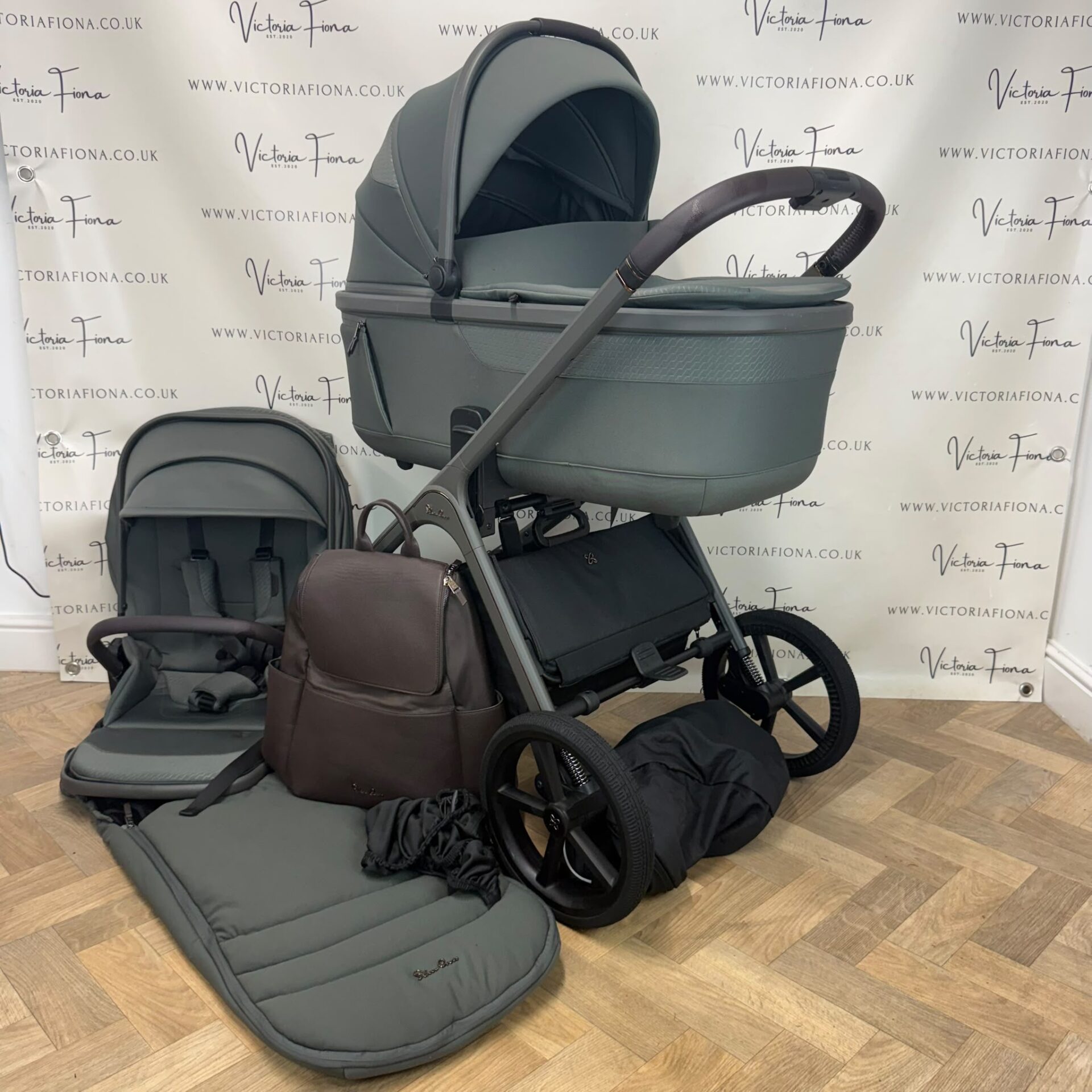 PRELOVED Silver Cross Cove Carrycot & Pushchair - Pewter Green