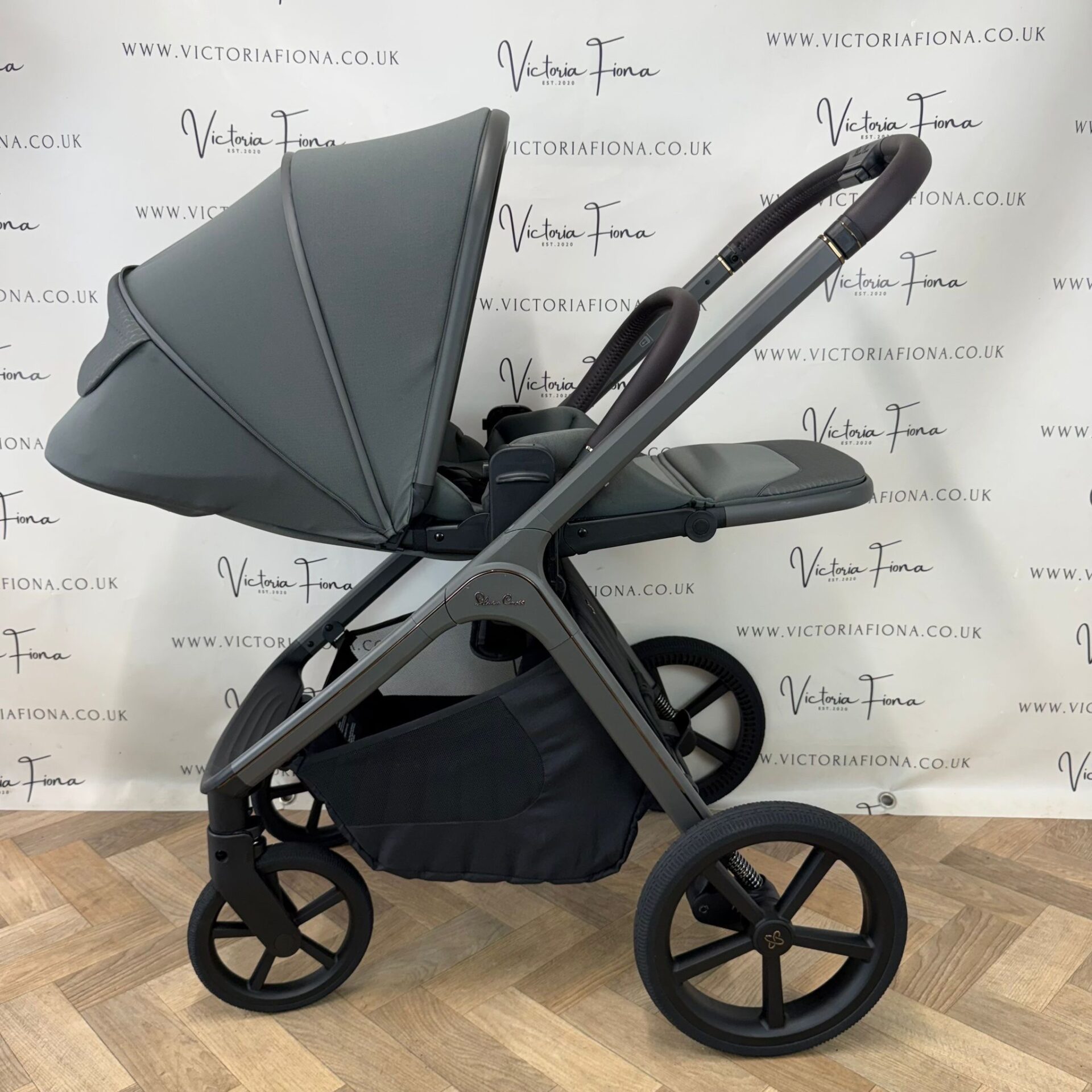 PRELOVED Silver Cross Cove Carrycot & Pushchair - Pewter Green - Image 7